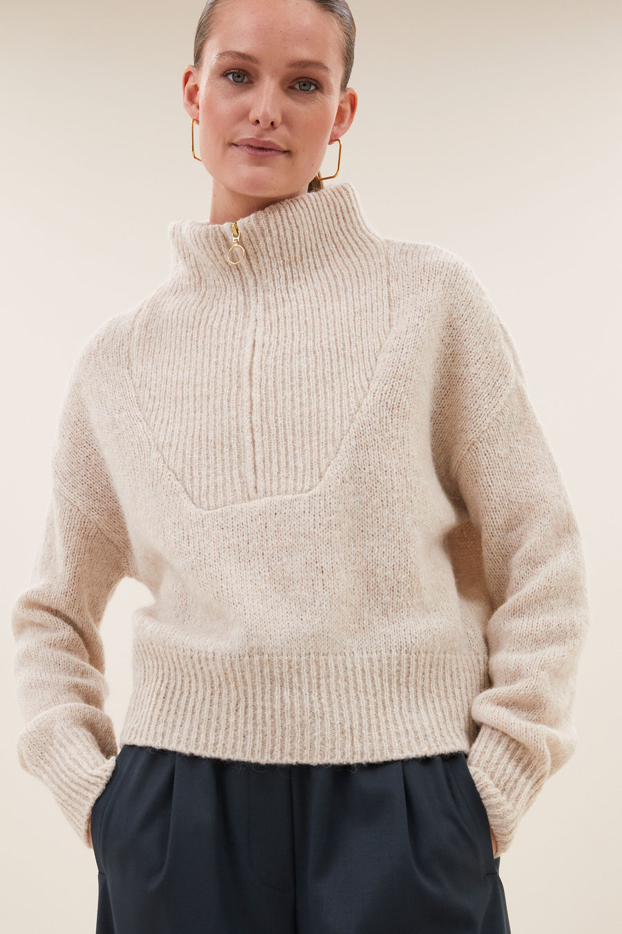 boxy-beau-pullover-chalk-2-alpacamix kwaliteit-hoge hals-ritssluiting-by-bar-sfeerbeeld