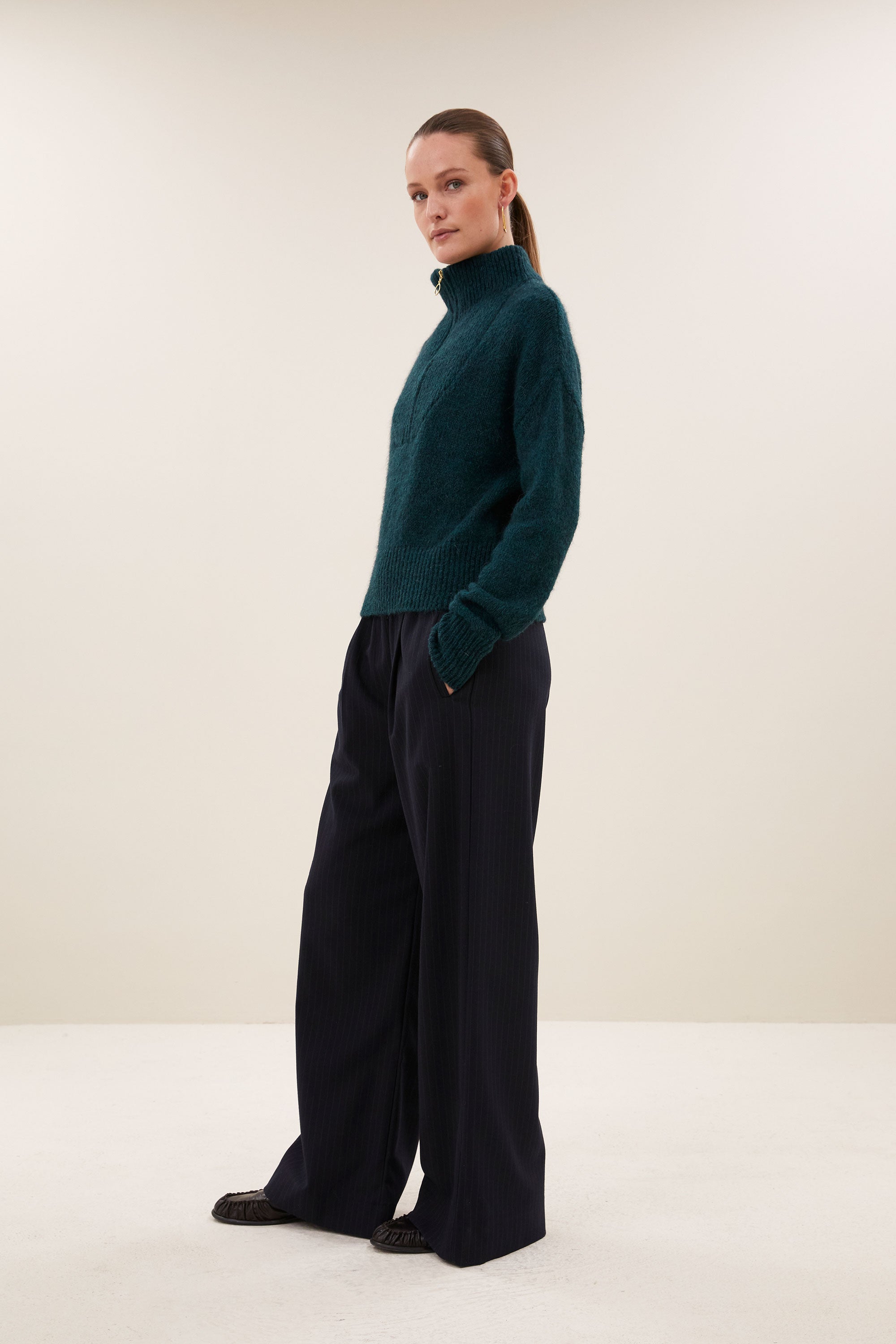 boxy-beau-pullover-dark-green-alpacamix kwaliteit-hoge hals-ritssluiting-by-bar-zijaanzicht