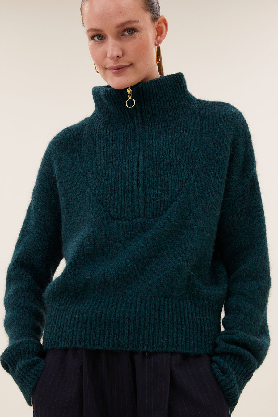 boxy-beau-pullover-dark-green-alpacamix kwaliteit-hoge hals-ritssluiting-by-bar-sfeerbeeld