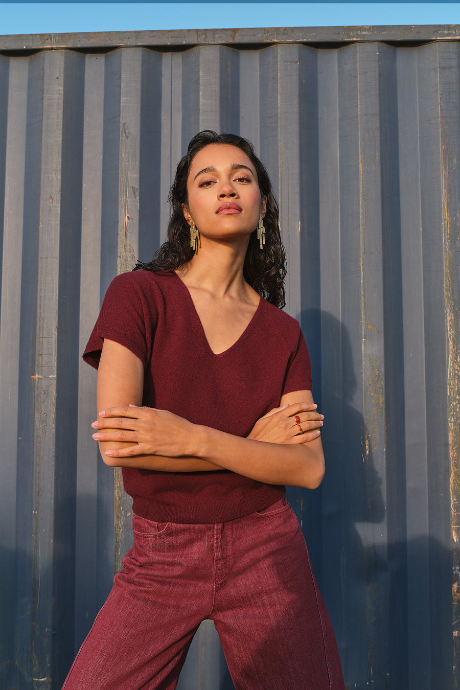 sil-v-neck-pullover-wine-merino wol-all-time classic-v-halslijn-by-bar-sfeerbeeld