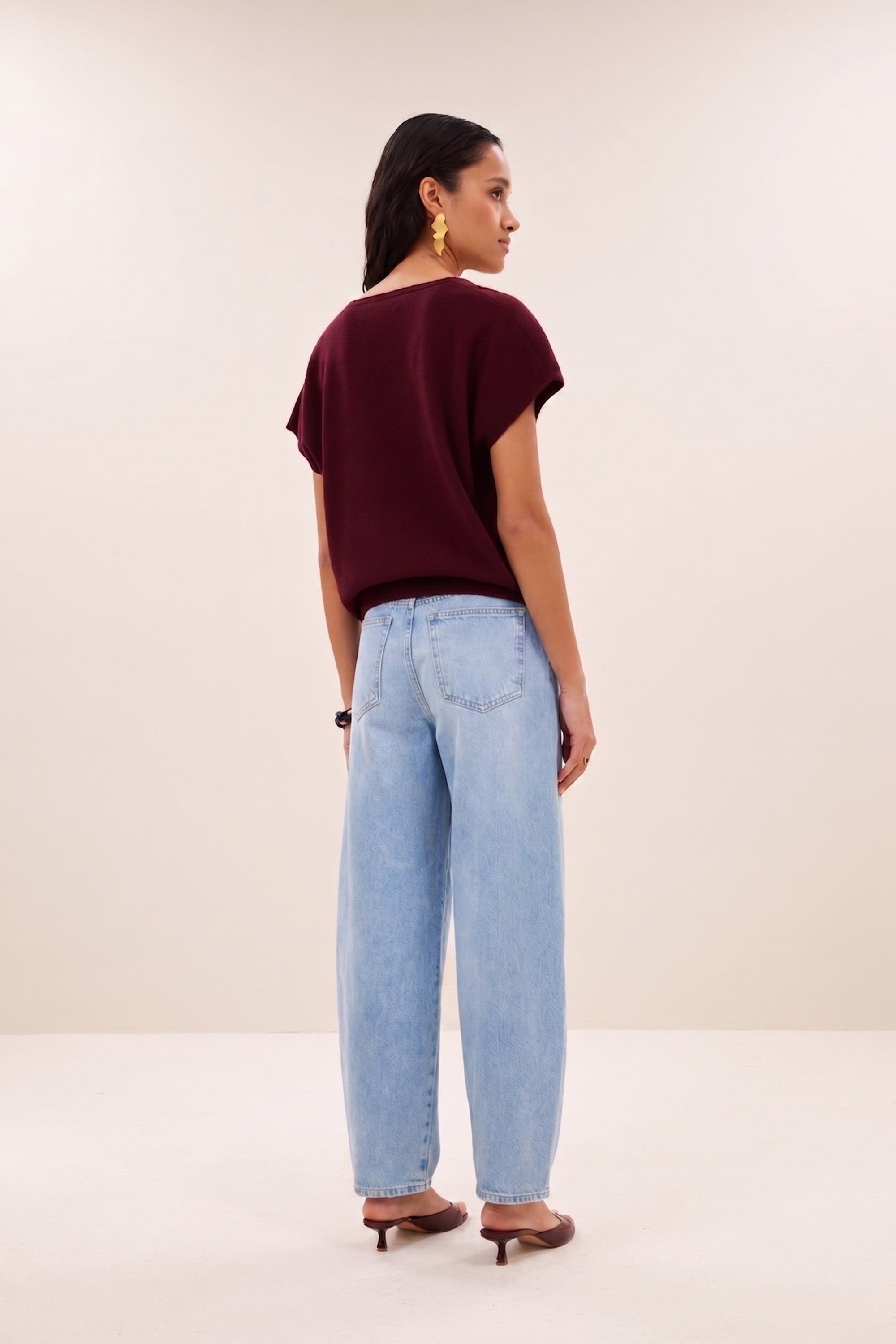 sil-v-neck-pullover-wine-merino wol-all-time classic-v-halslijn-by-bar-zijaanzicht