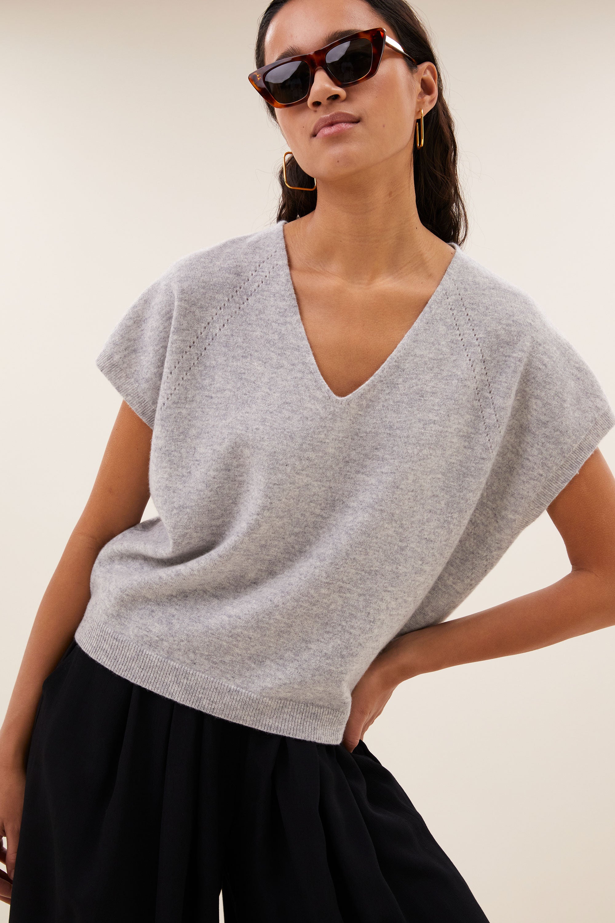 sil-v-neck-pullover-grey-melee-1-merino wol-all-time classic-v-halslijn-by-bar-detail
