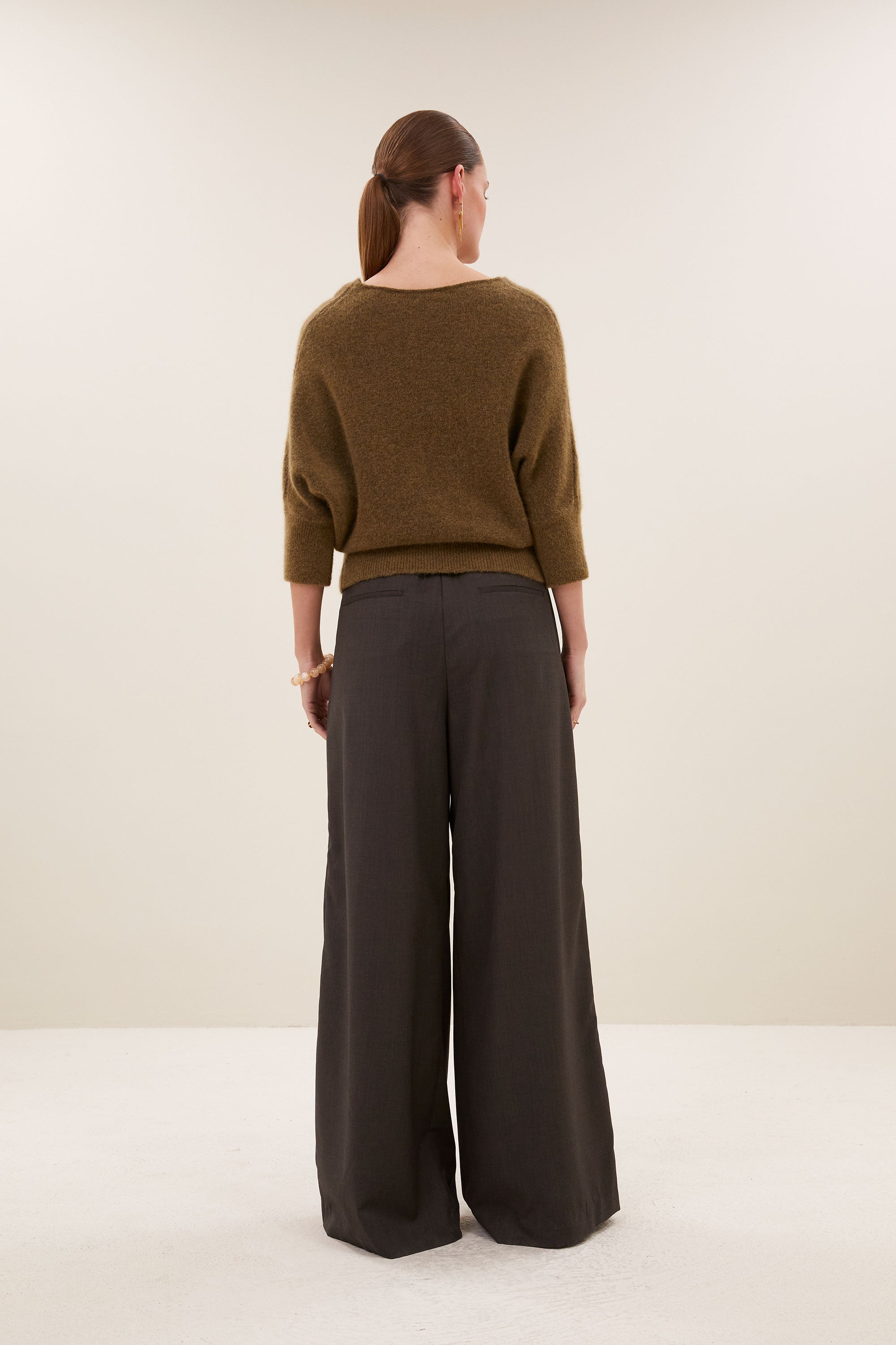 kyoto-pullover-golden-olive-alpacamix kwaliteit-all-time classic-ronde halslijn-by-bar-achteraanzicht