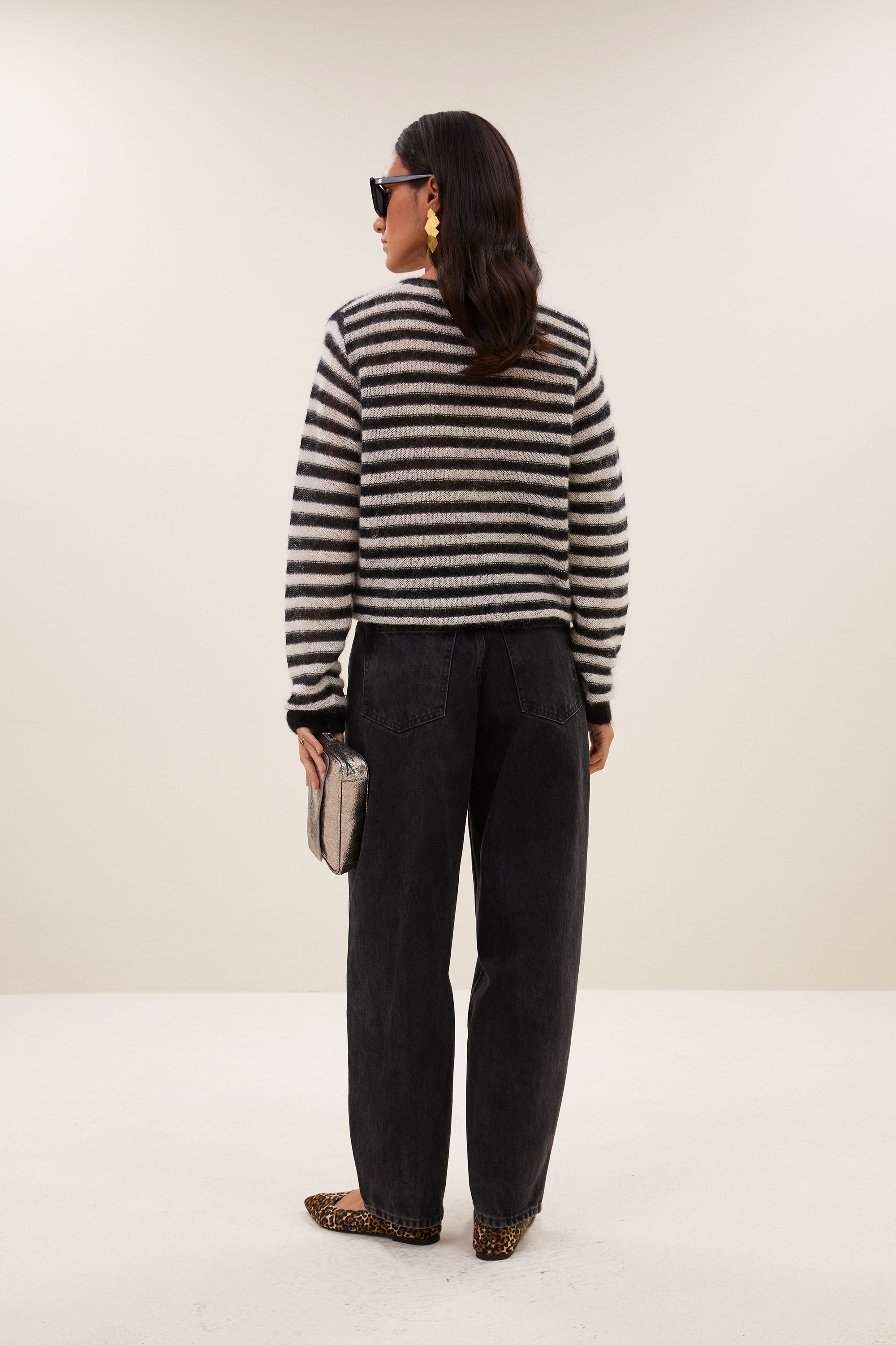gwen-pullover-black-white-stripe-all-time classic-mix van mohair-ronde halslijn-by-bar-achteraanzicht