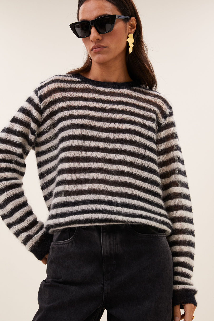 gwen-pullover-black-white-stripe-all-time classic-mix van mohair-ronde halslijn-by-bar-detail