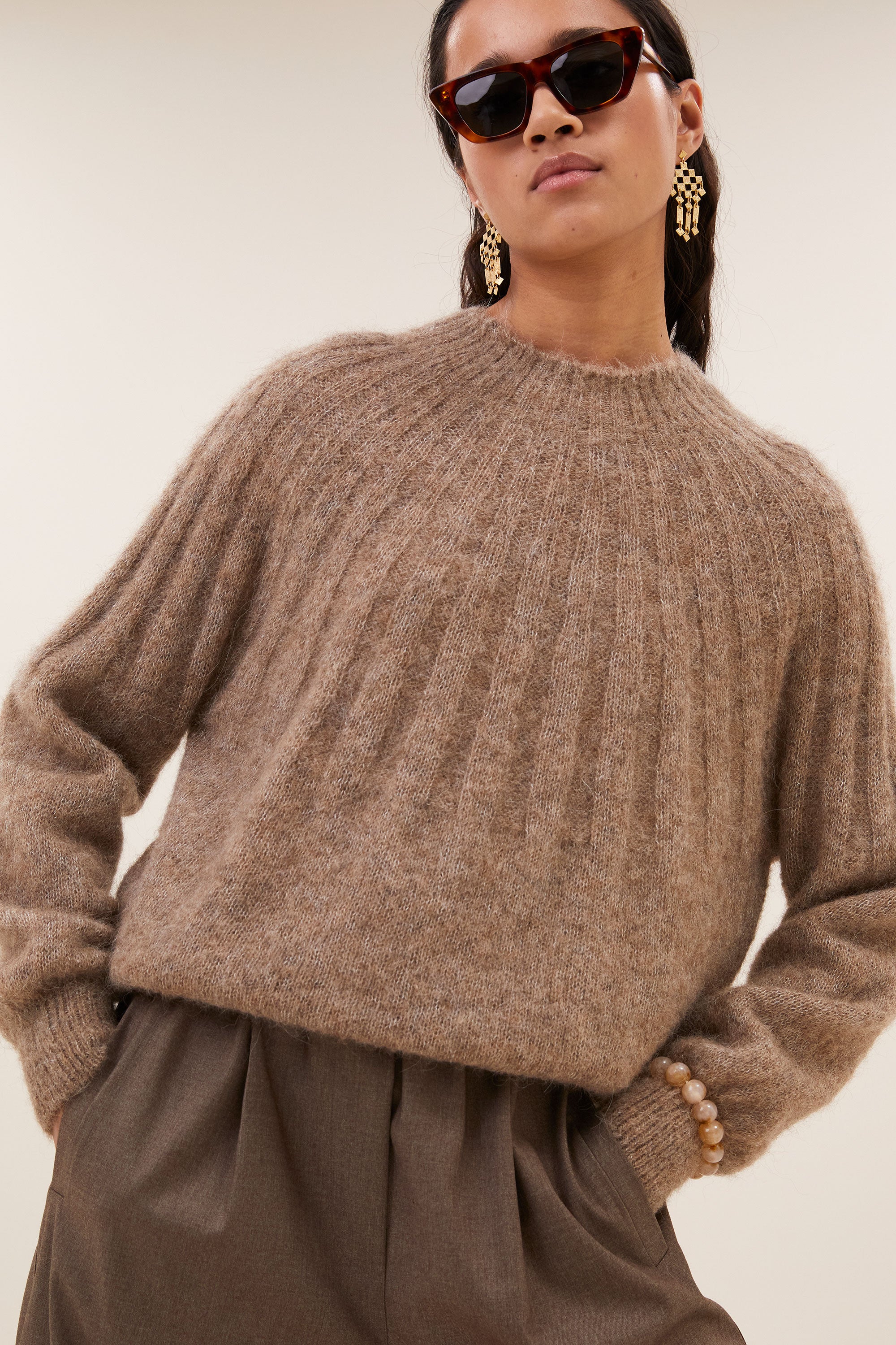 zoe-pullover-biscuit-melee-alpacamix kwaliteit-all-time classic-ronde halslijn-by-bar-sfeerbeeld