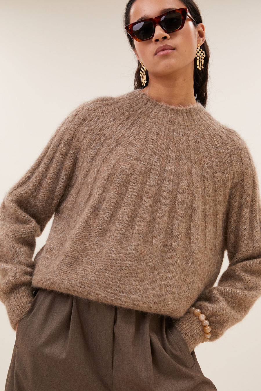 zoe-pullover-biscuit-melee-alpacamix kwaliteit-all-time classic-ronde halslijn-by-bar-sfeerbeeld