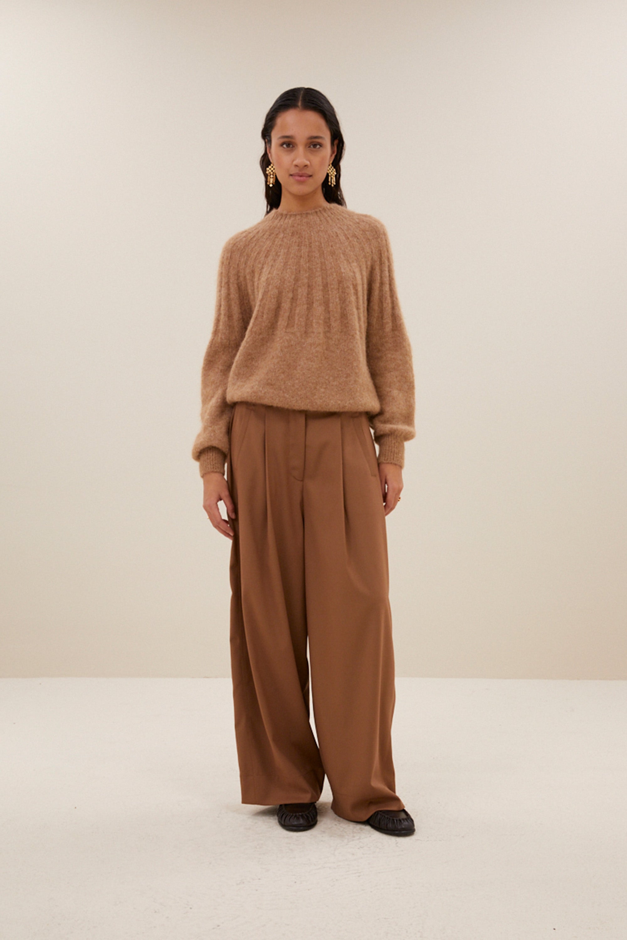 zoe-pullover-camel-alpacamix kwaliteit-all-time classic-ronde halslijn-by-bar-vooraanzicht