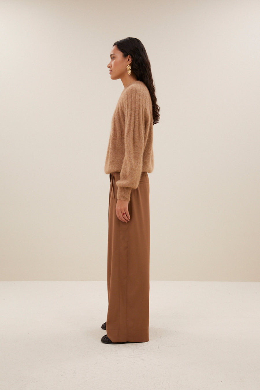 zoe-pullover-camel-alpacamix kwaliteit-all-time classic-ronde halslijn-by-bar-zijaanzicht