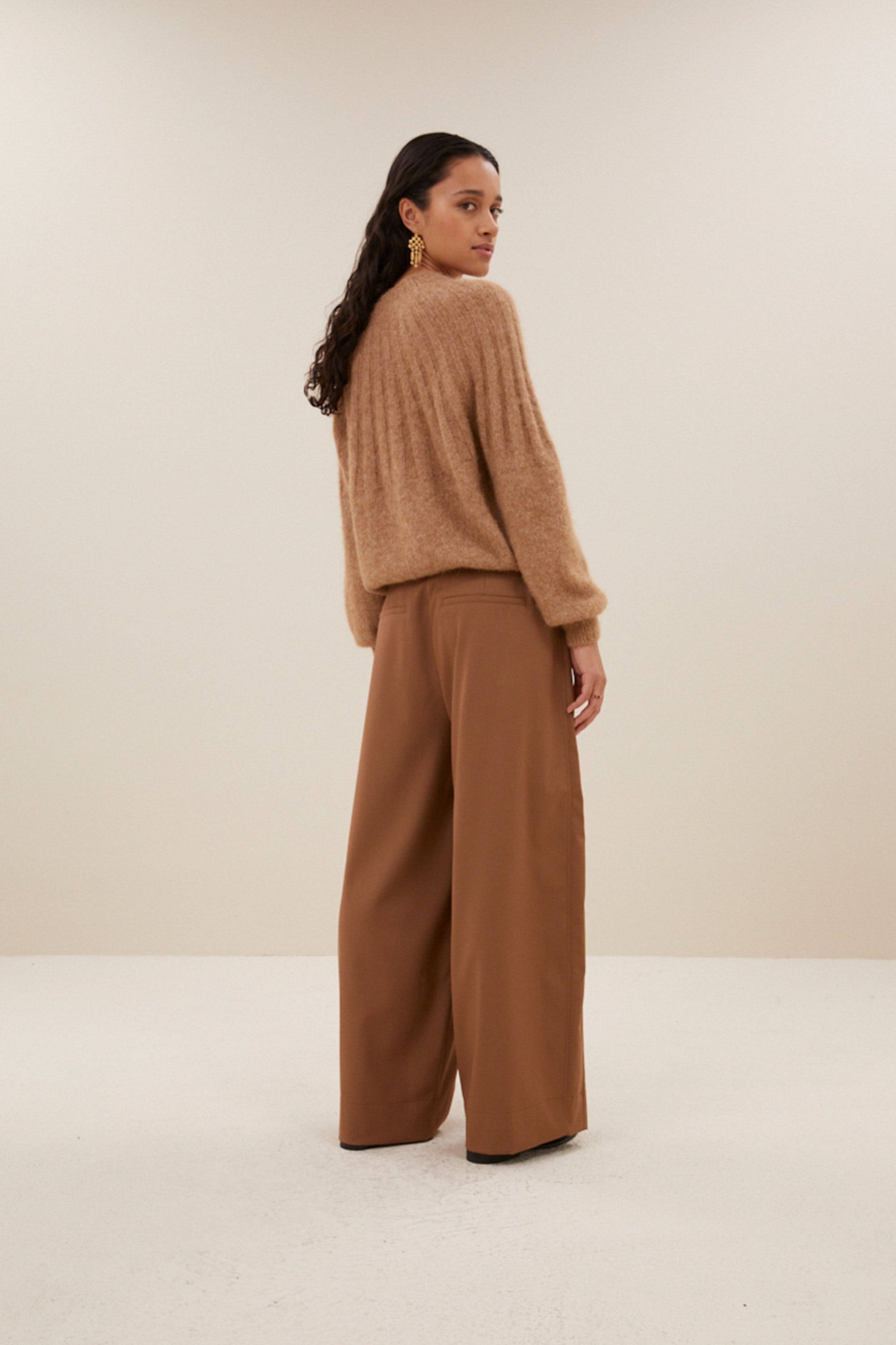 zoe-pullover-camel-alpacamix kwaliteit-all-time classic-ronde halslijn-by-bar-achteraanzicht