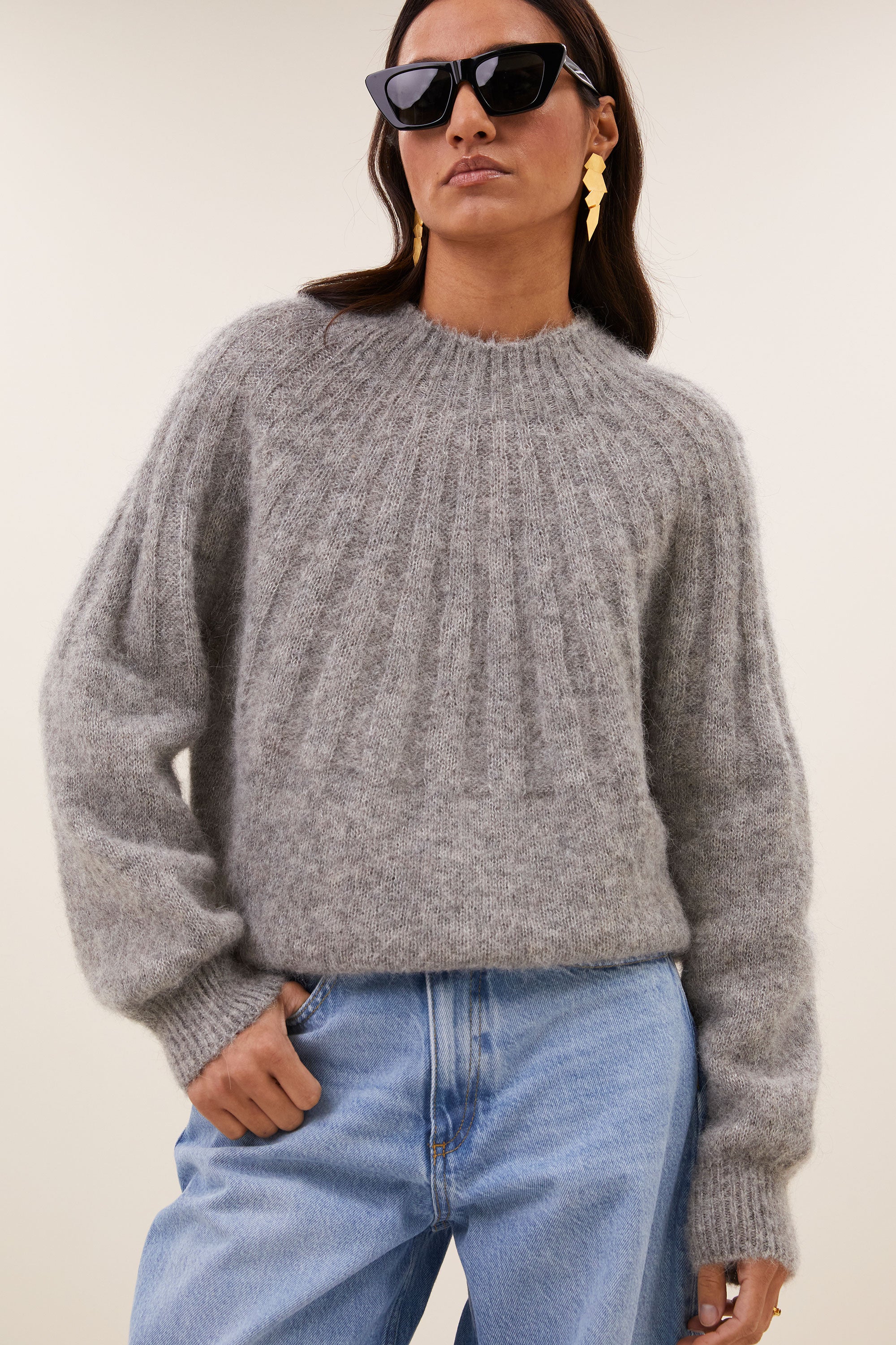 zoe-pullover-grey-melee-alpacamix kwaliteit-all-time classic-ronde halslijn-by-bar-sfeerbeeld