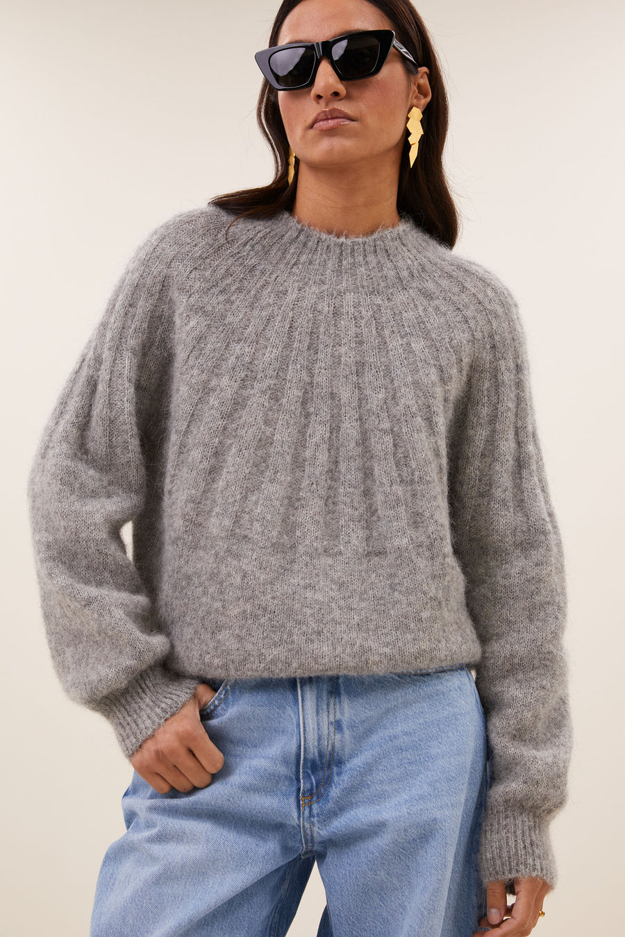 zoe-pullover-grey-melee-alpacamix kwaliteit-all-time classic-ronde halslijn-by-bar-sfeerbeeld