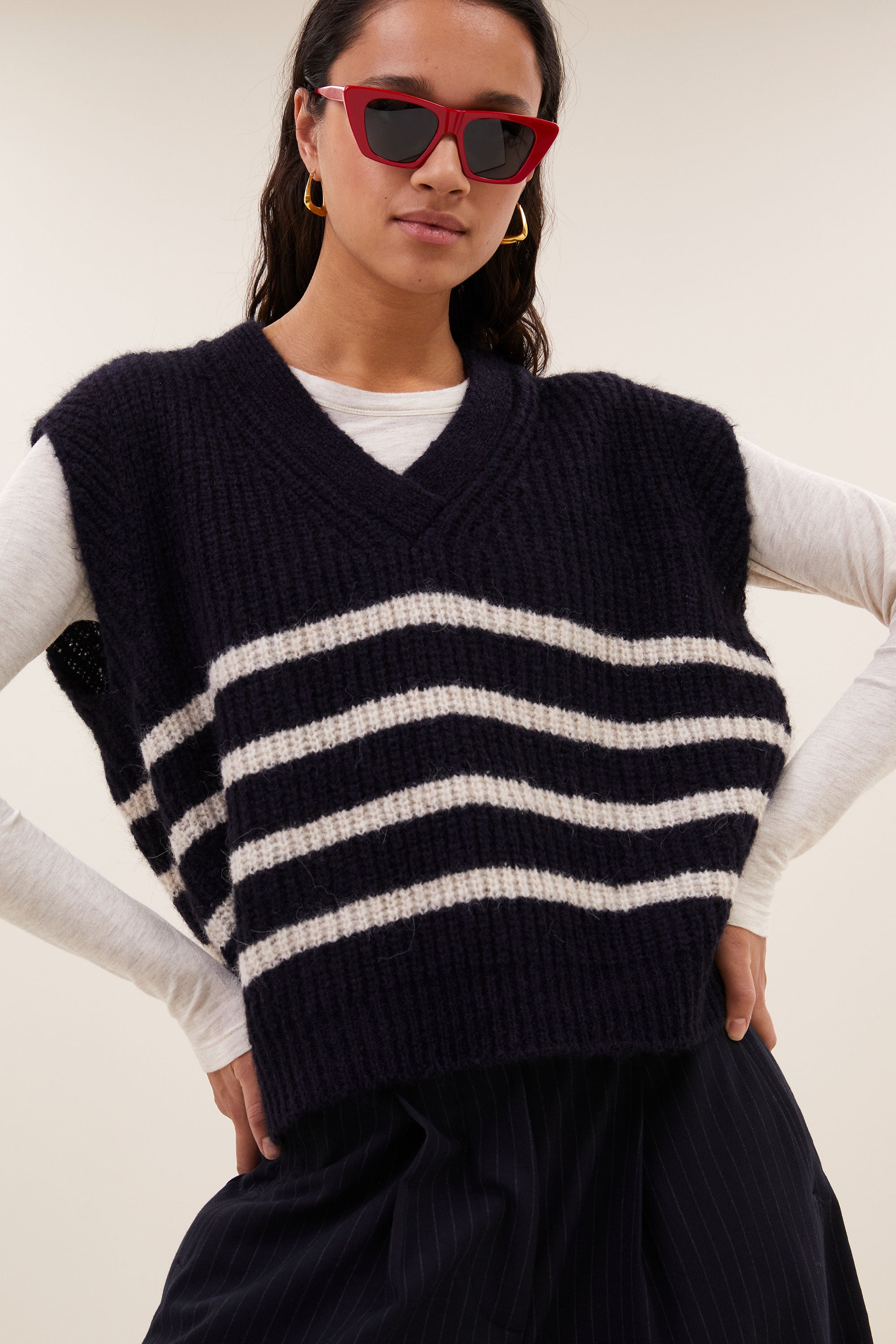 lune-spencer-midnight-marine-stripe-alpacamix kwaliteit-all-time classic-v-halslijn-by-bar-detail