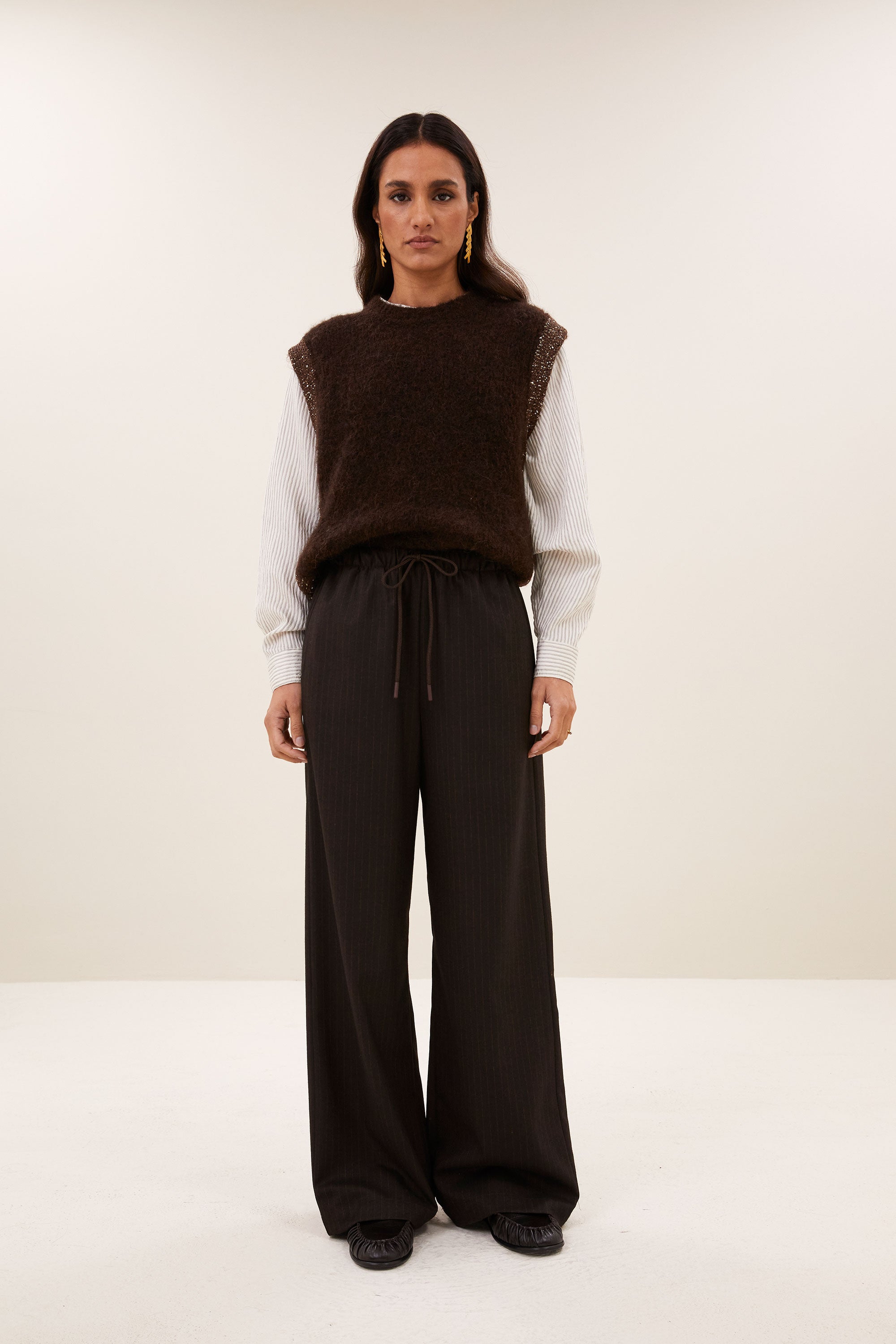 noby-spencer-deep-brown-comfortabele draagervaring-ronde halslijn-kleine kapmouw-by-bar-aanvullende-foto
