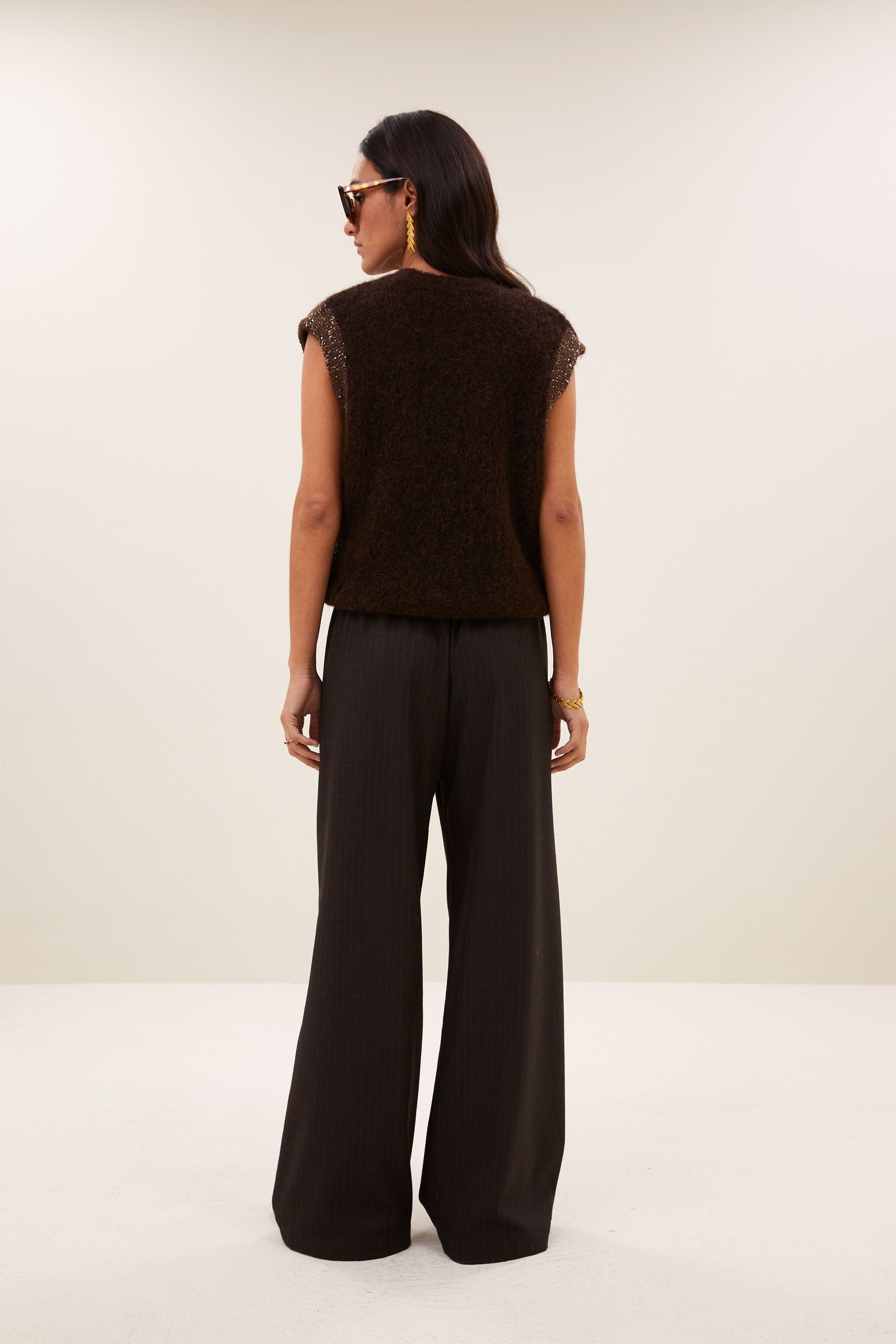 noby-spencer-deep-brown-comfortabele draagervaring-ronde halslijn-kleine kapmouw-by-bar-achteraanzicht