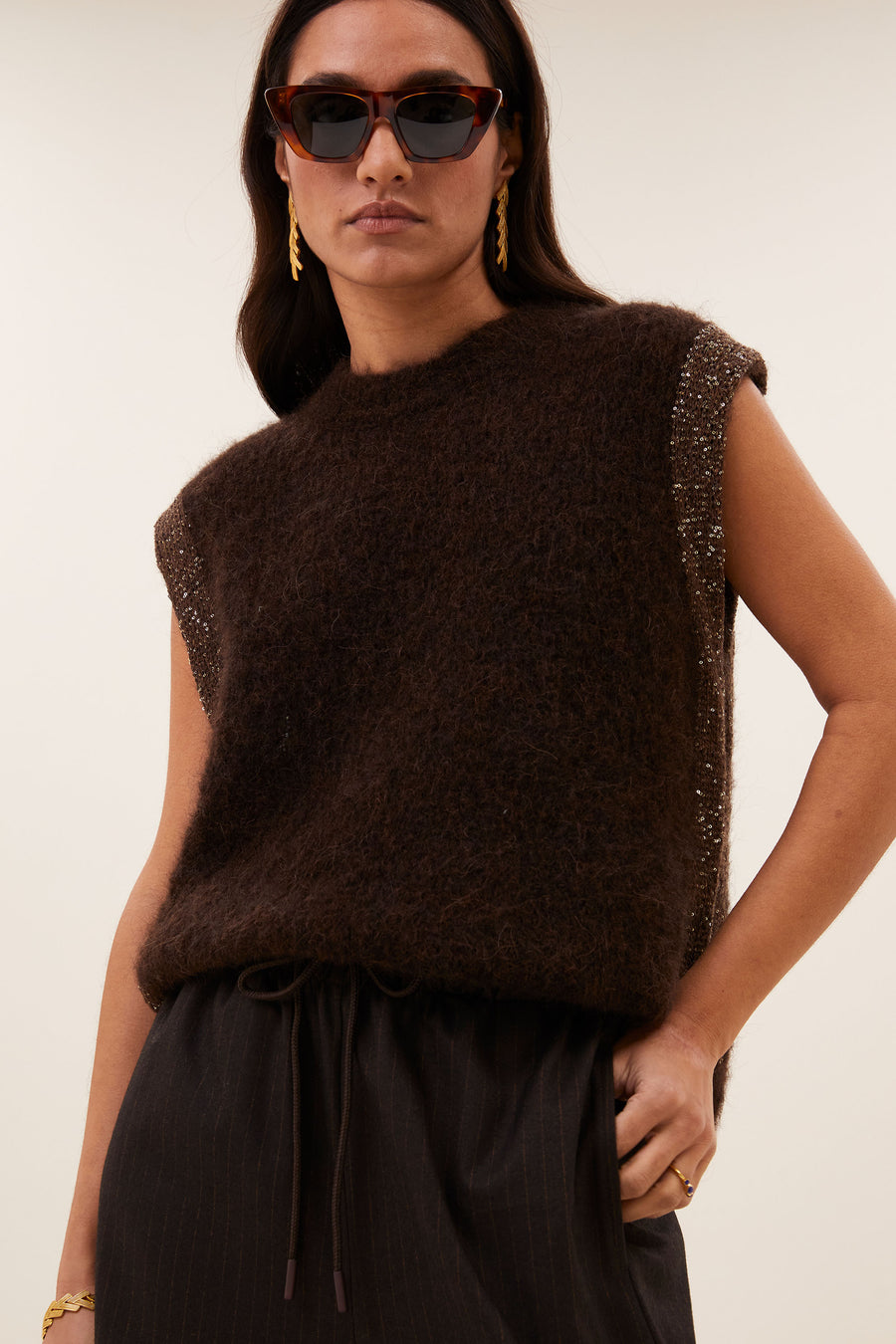 noby-spencer-deep-brown-comfortabele draagervaring-ronde halslijn-kleine kapmouw-by-bar-detail