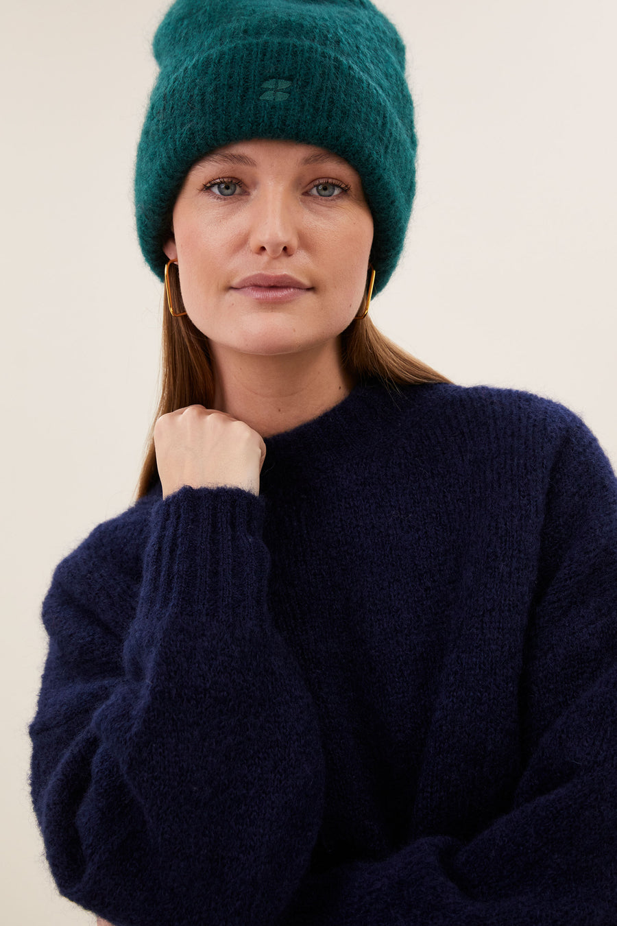 logo-beanie-dark-green-2-casual fit-mix van mohair-by-bar-sfeerbeeld