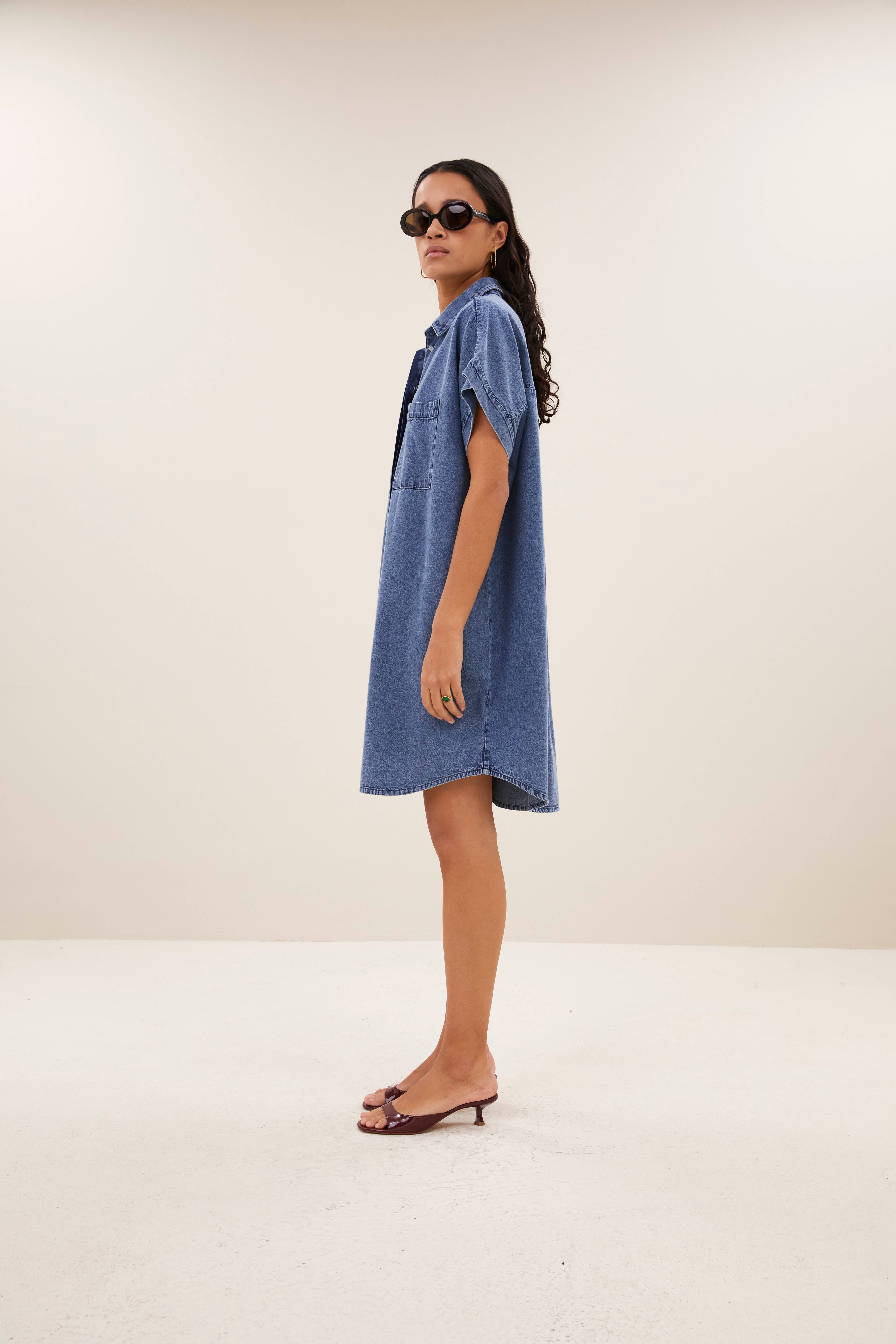 hella-denim-dress-medium-denim-knoopsluiting-gemaakt door weefspecialist-opstaande kraag-by-bar-aanvullende-foto