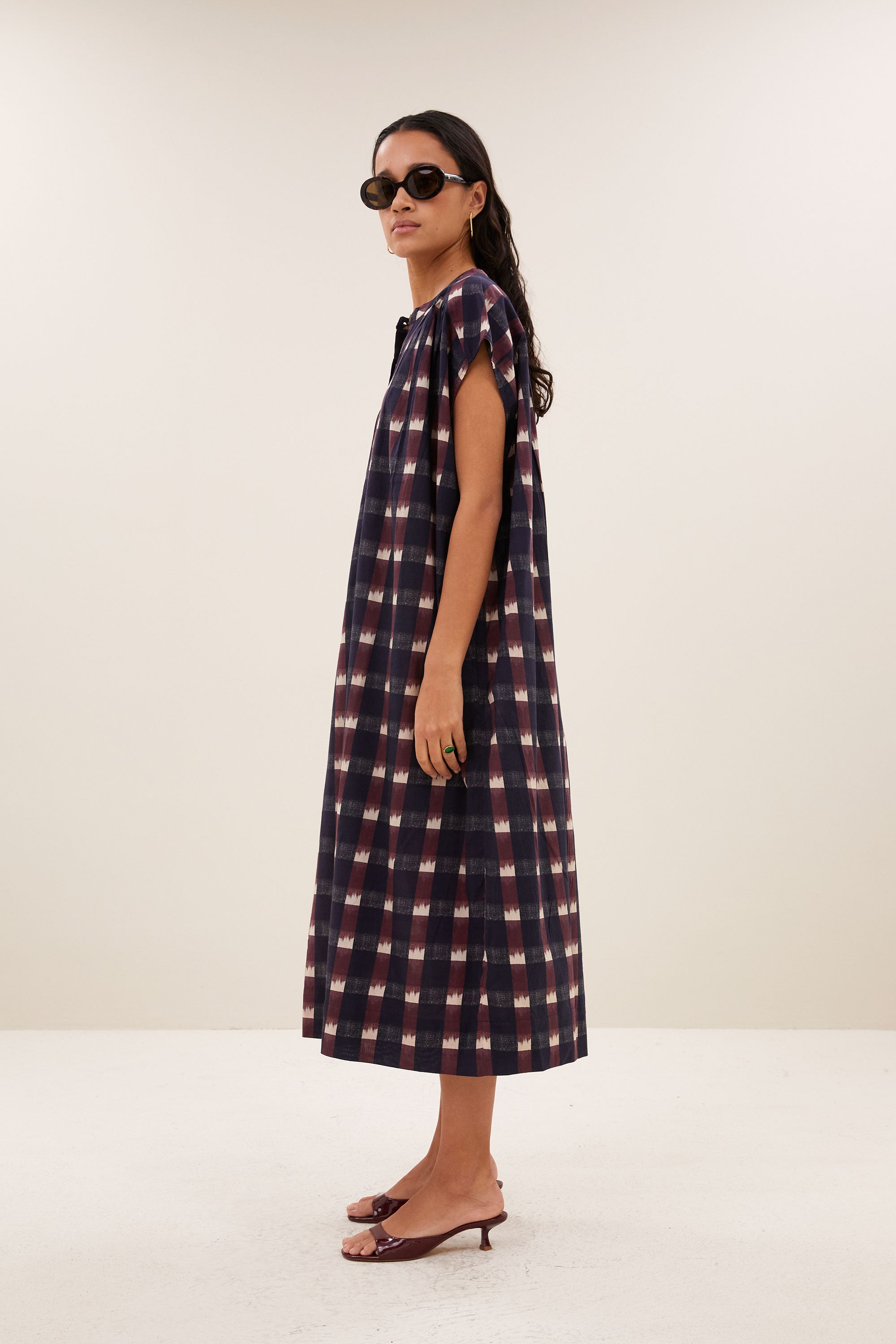 nana-ikat-dress-wine-ikat-print-knoopsluiting-ronde halslijn-kleine kapmouw-by-bar-zijaanzicht