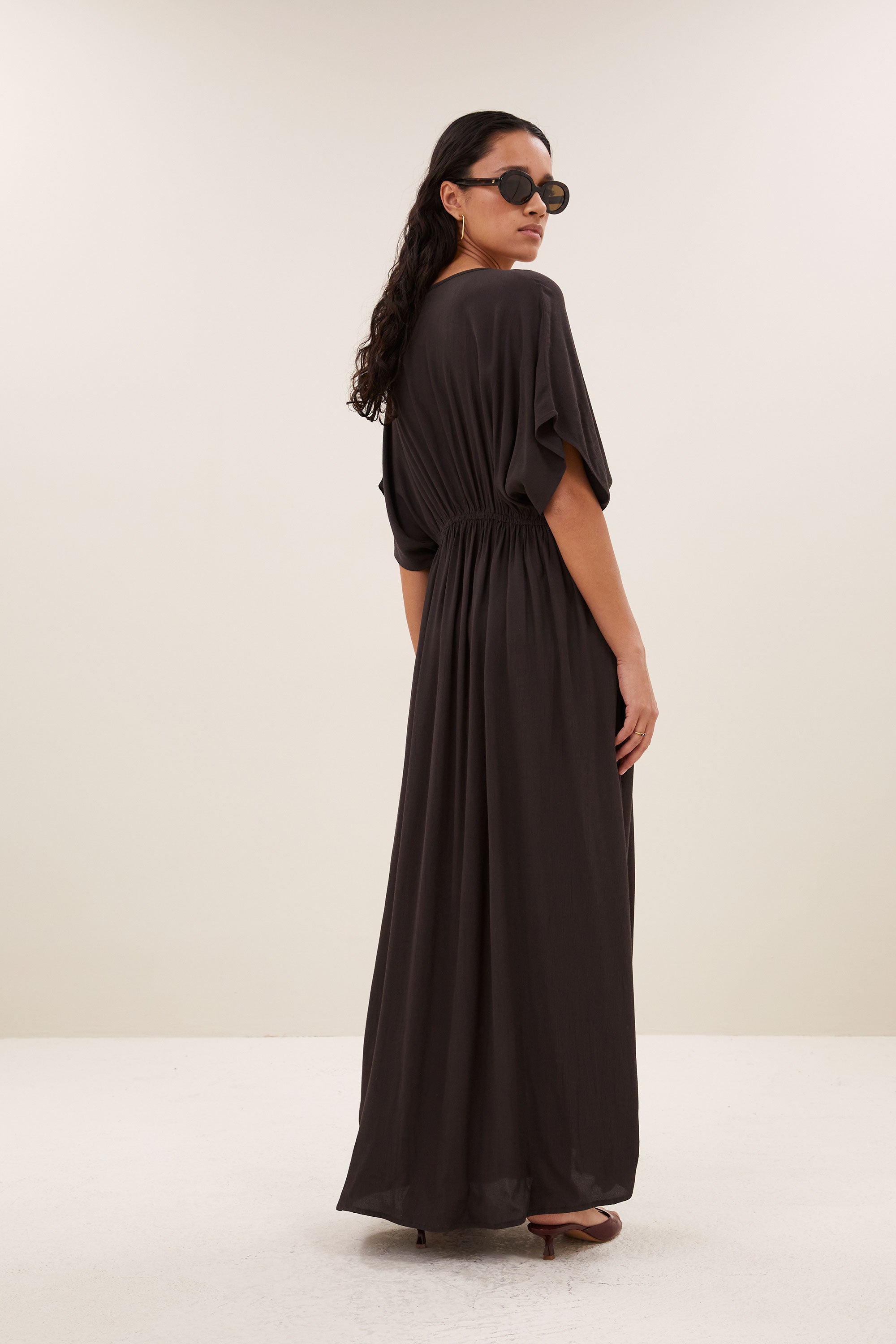 long-twill-dress-espresso-vleermuis mouw-geplooide details-v-halslijn-by-bar-achteraanzicht