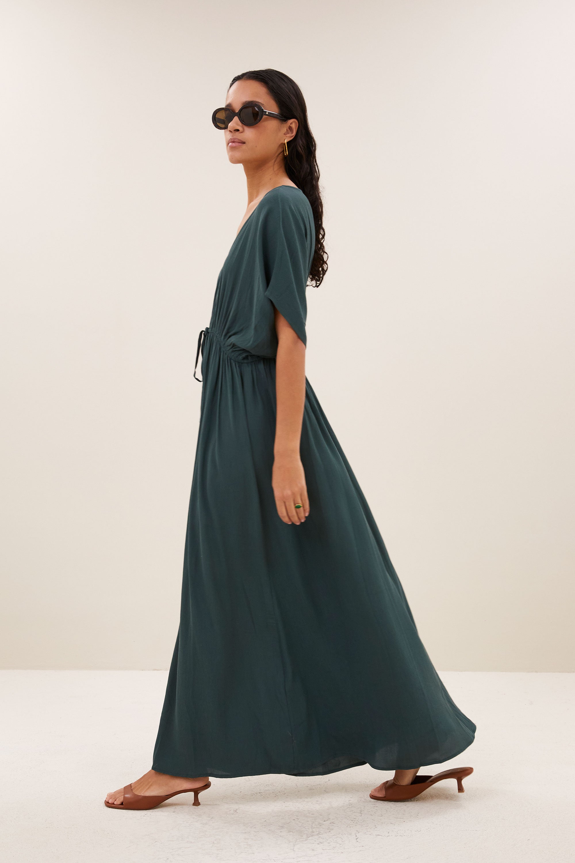 long-twill-dress-dried-basil-1-vleermuis mouw-geplooide details-v-halslijn-by-bar-zijaanzicht