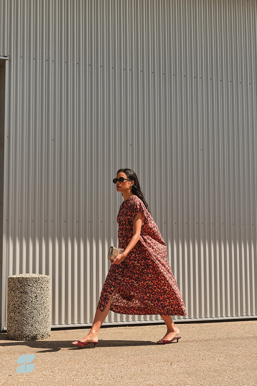 nana-cheetah-dress-cheetah-blush-knoopsluiting-ronde halslijn-kleine kapmouw-by-bar-sfeerbeeld