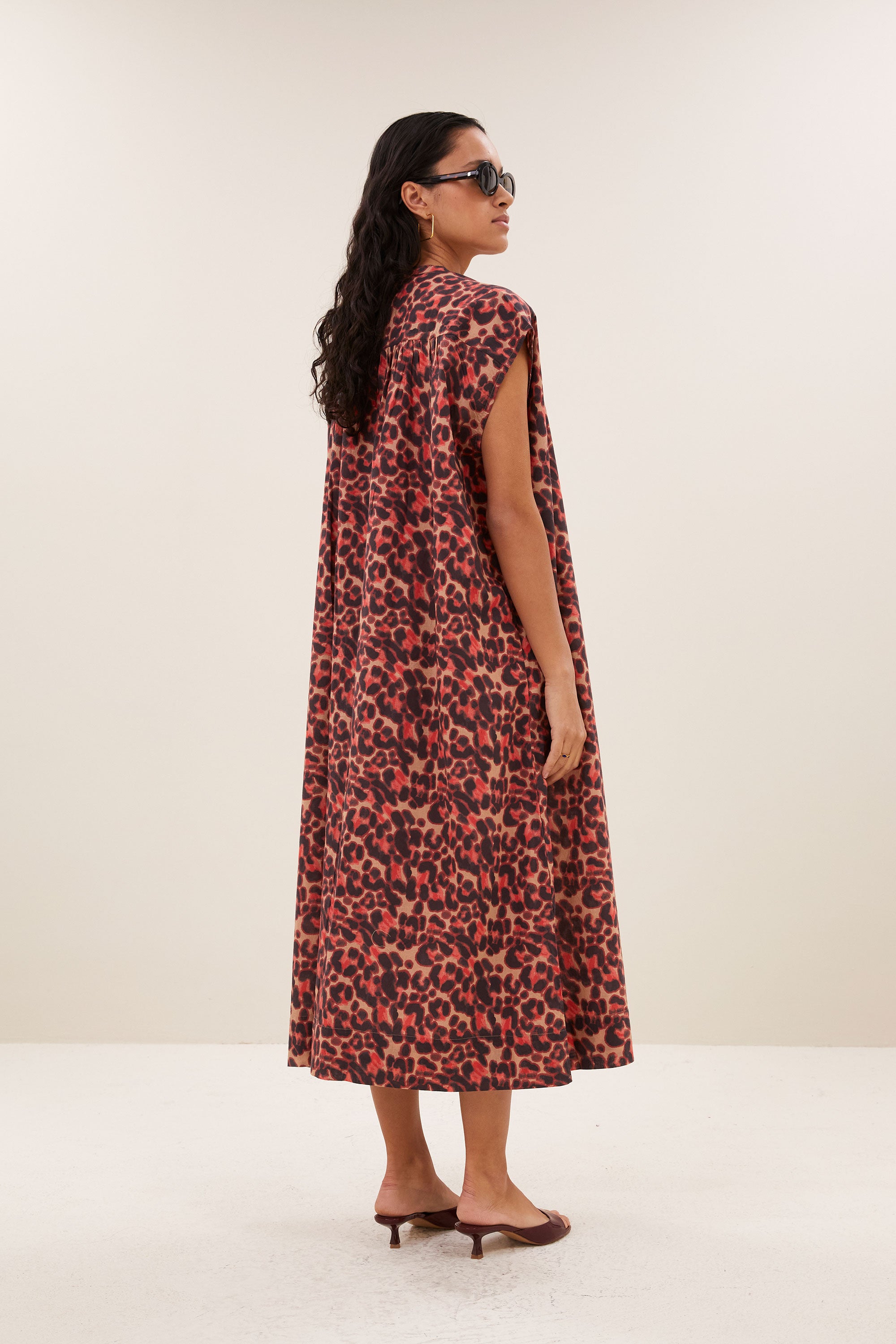 nana-cheetah-dress-cheetah-blush-knoopsluiting-ronde halslijn-kleine kapmouw-by-bar-achteraanzicht