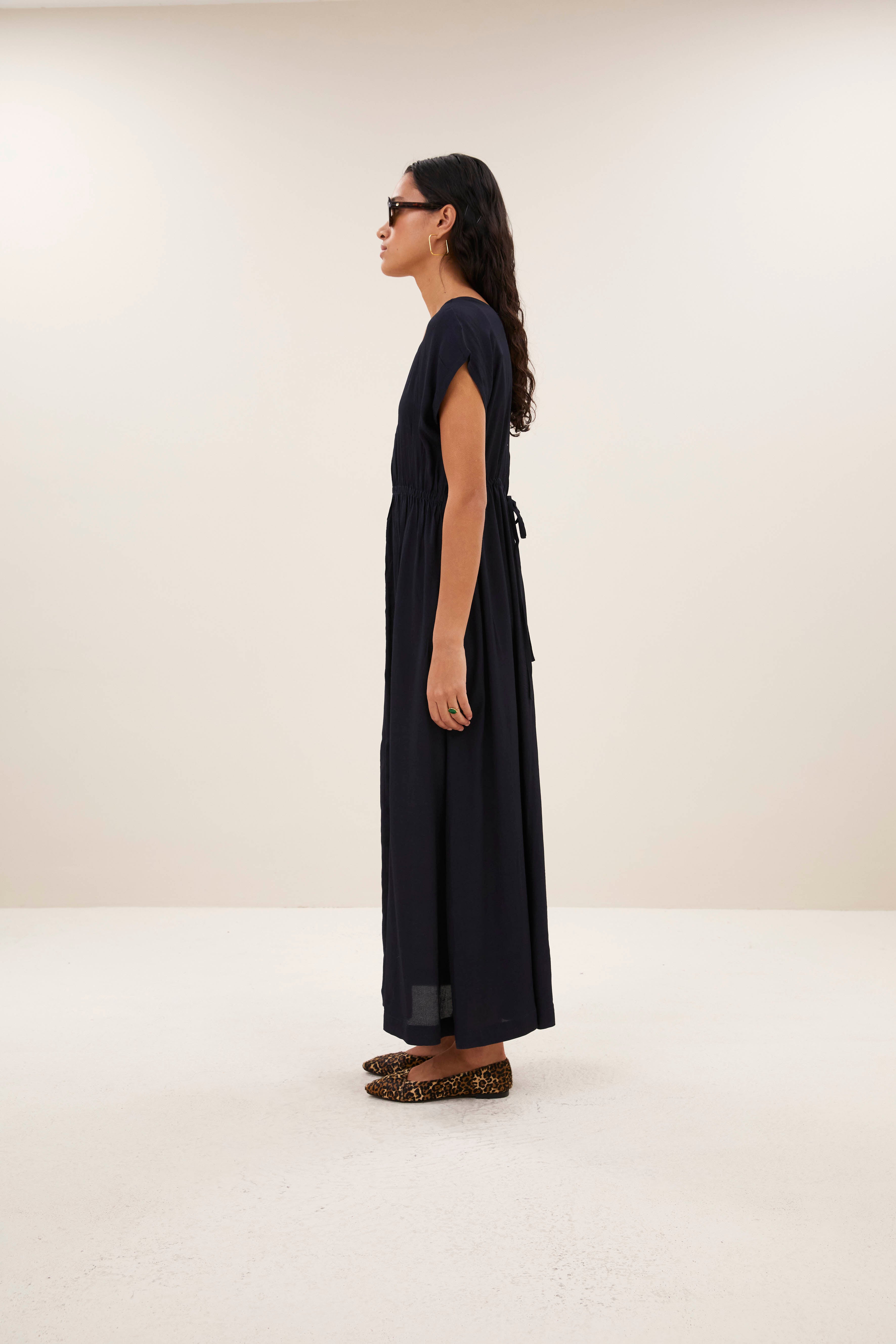 yuki-twill-dress-captain-blue-all-time classic-gemaakt door weefspecialist-v-halslijn-by-bar-aanvullende-foto