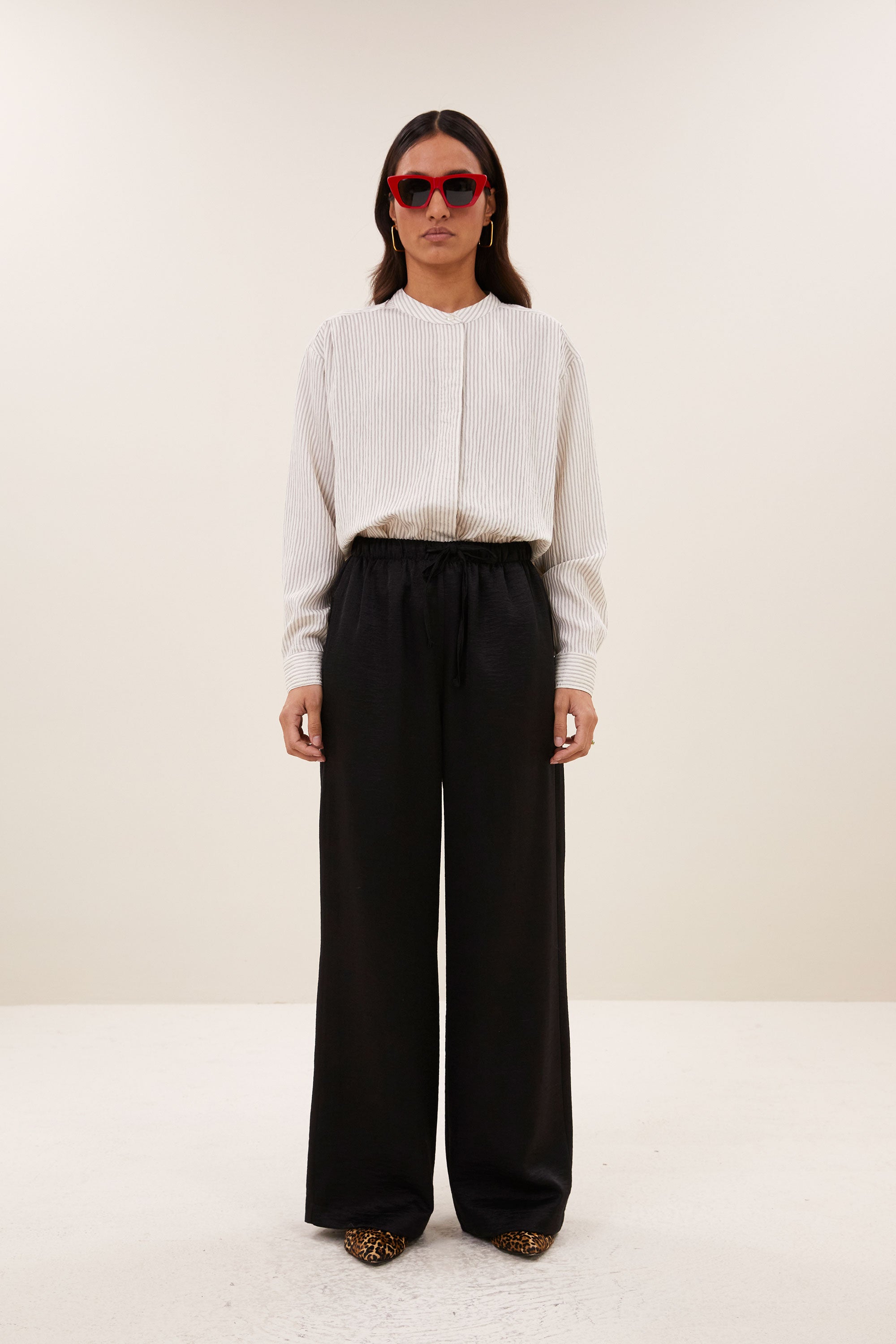 pelle-metallic-pants-black-all-time classic-elastieken band-gemaakt door weefspecialist-by-bar-sfeerbeeld