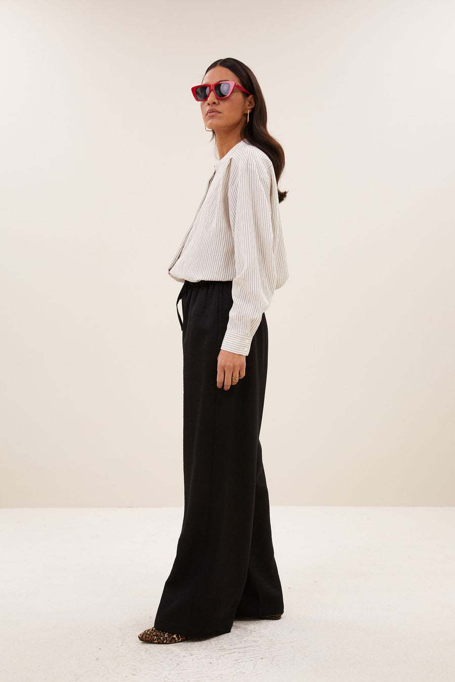 pelle-metallic-pants-black-all-time classic-elastieken band-gemaakt door weefspecialist-by-bar-zijaanzicht