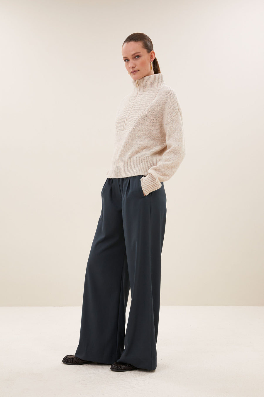 benji-grifone-pants-oil-green-all-time classic-hoge taille-losvallende pasvorm-by-bar-zijaanzicht
