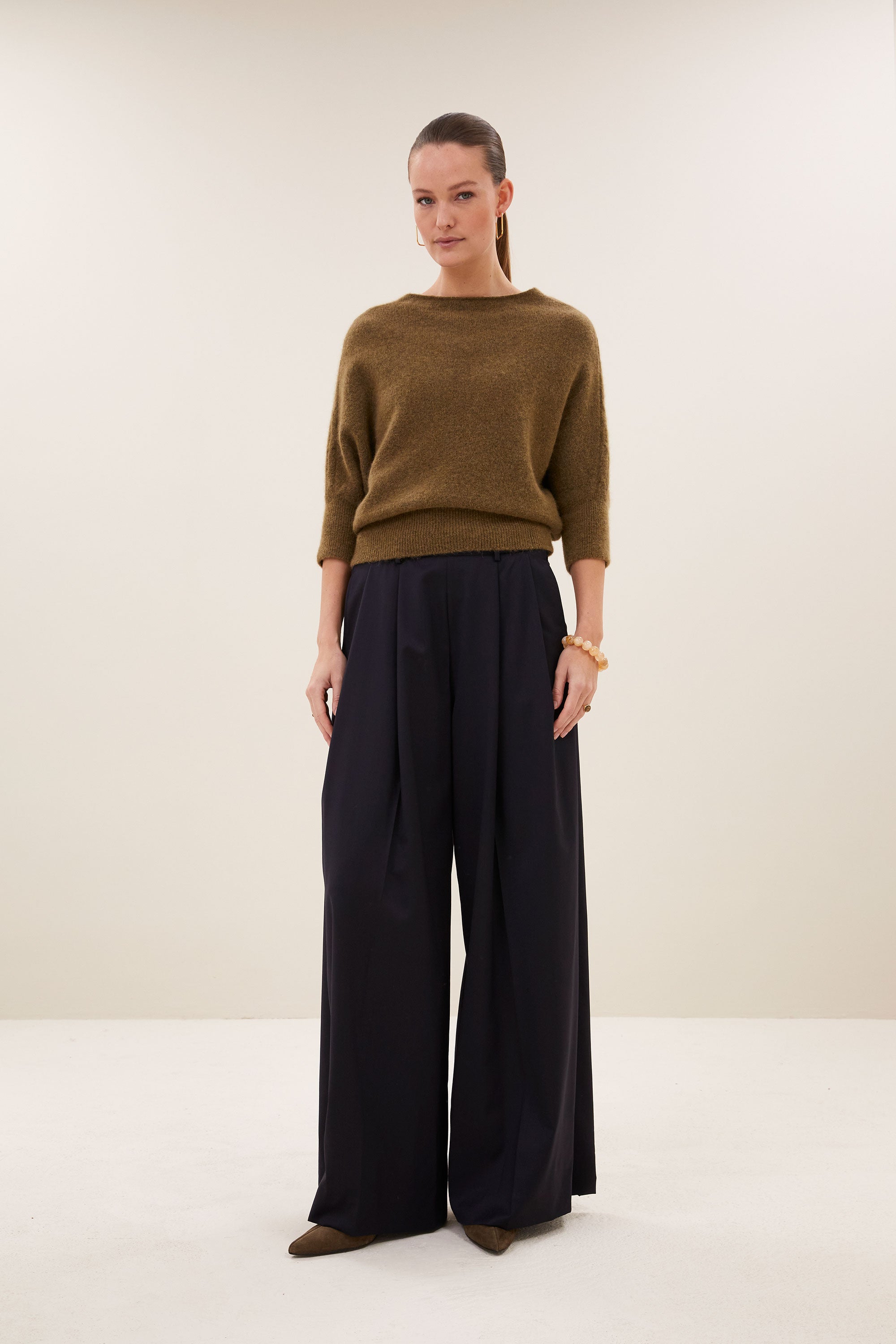 sef-solid-pants-dark-navy-all-time classic-gemaakt door weefspecialist-plooien-by-bar-vooraanzicht