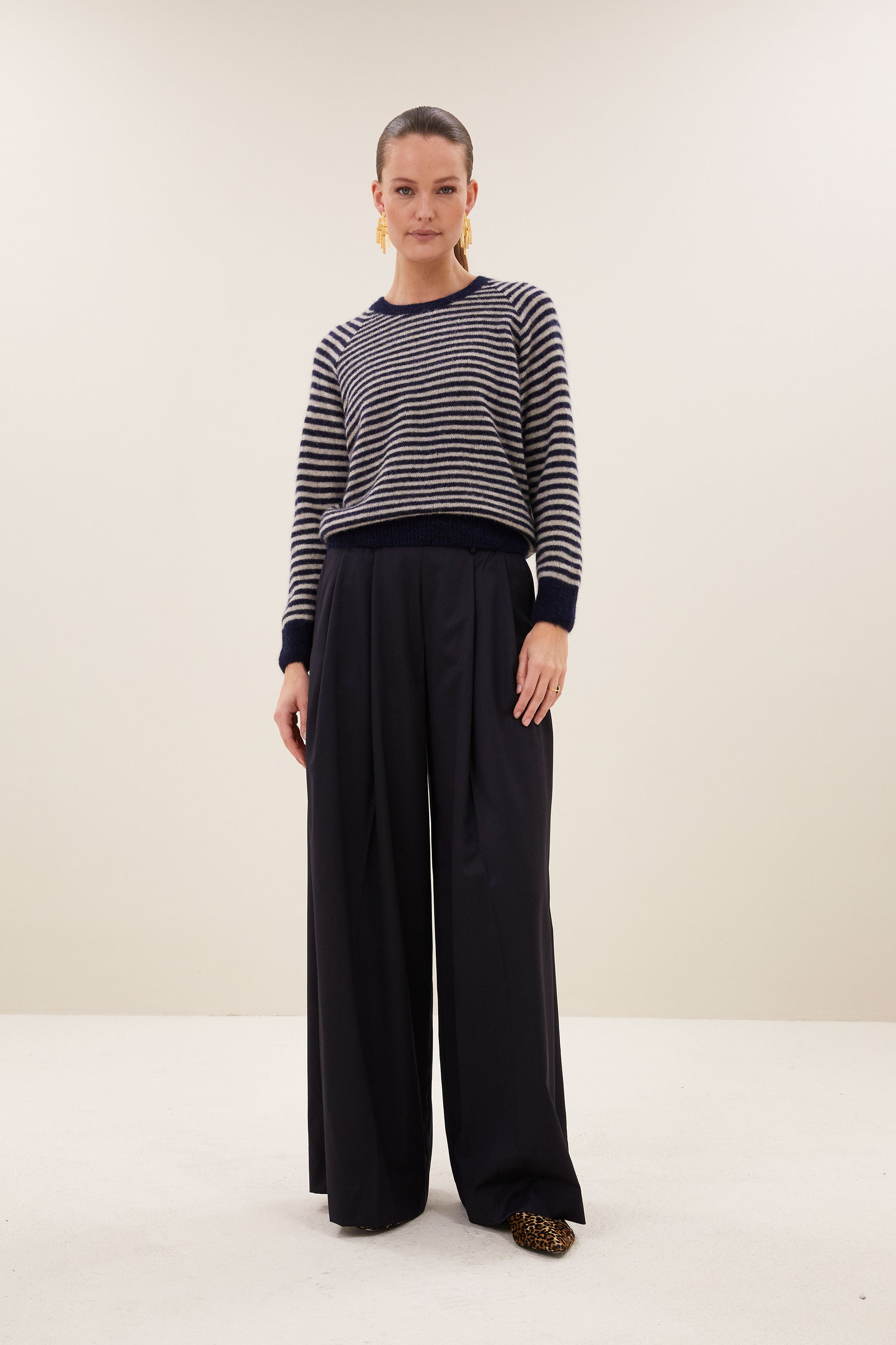 sef-solid-pants-dark-navy-all-time classic-gemaakt door weefspecialist-plooien-by-bar-detail