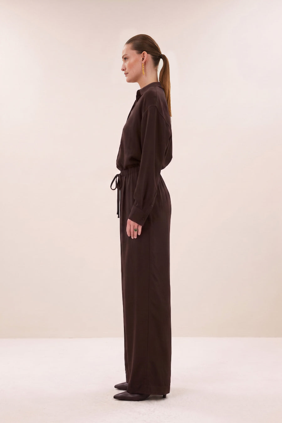 pelle-satin-stripe-pants-espresso-all-time classic-must-have essential-plooien-by-bar-zijaanzicht