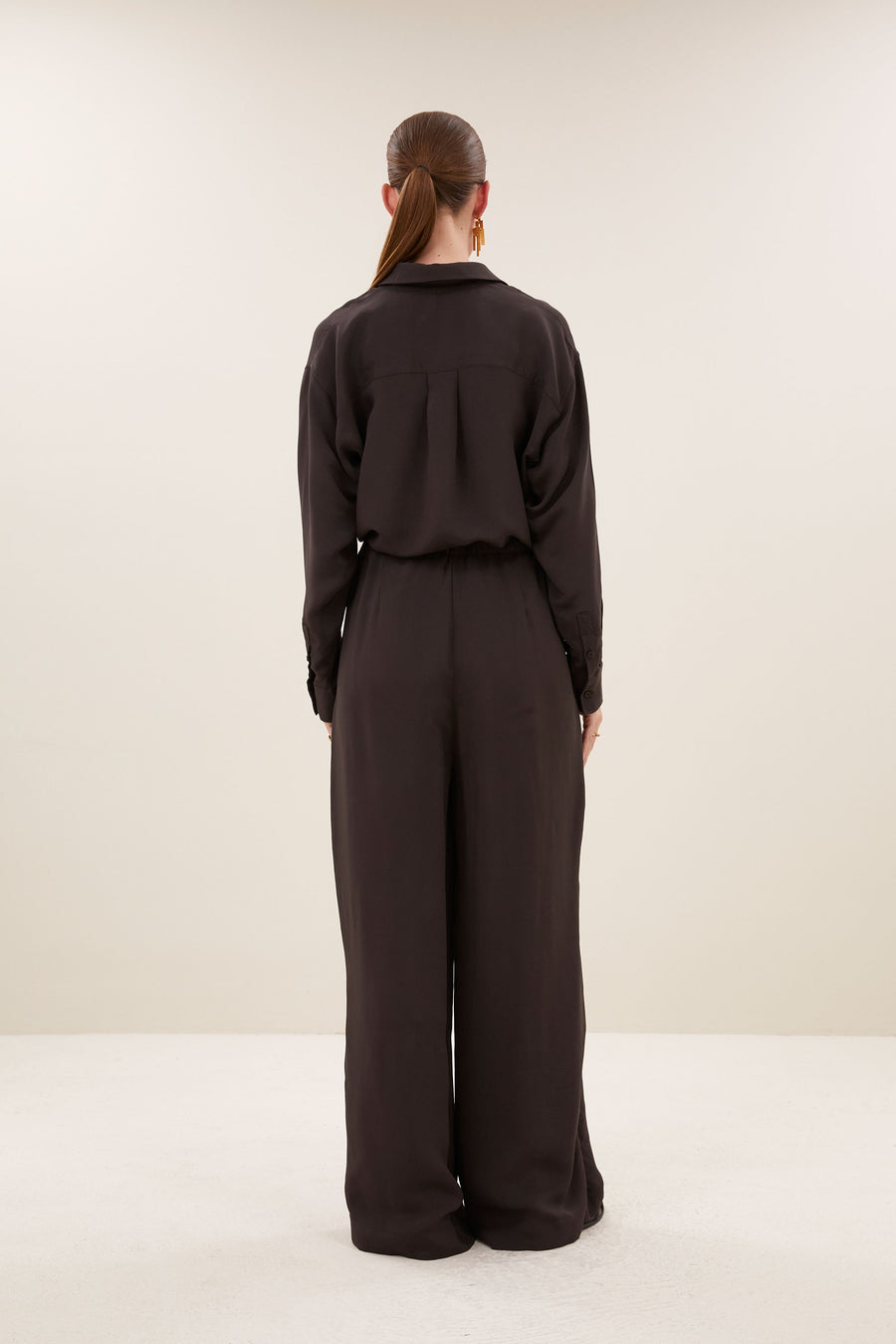 pelle-satin-stripe-pants-espresso-all-time classic-must-have essential-plooien-by-bar-achteraanzicht