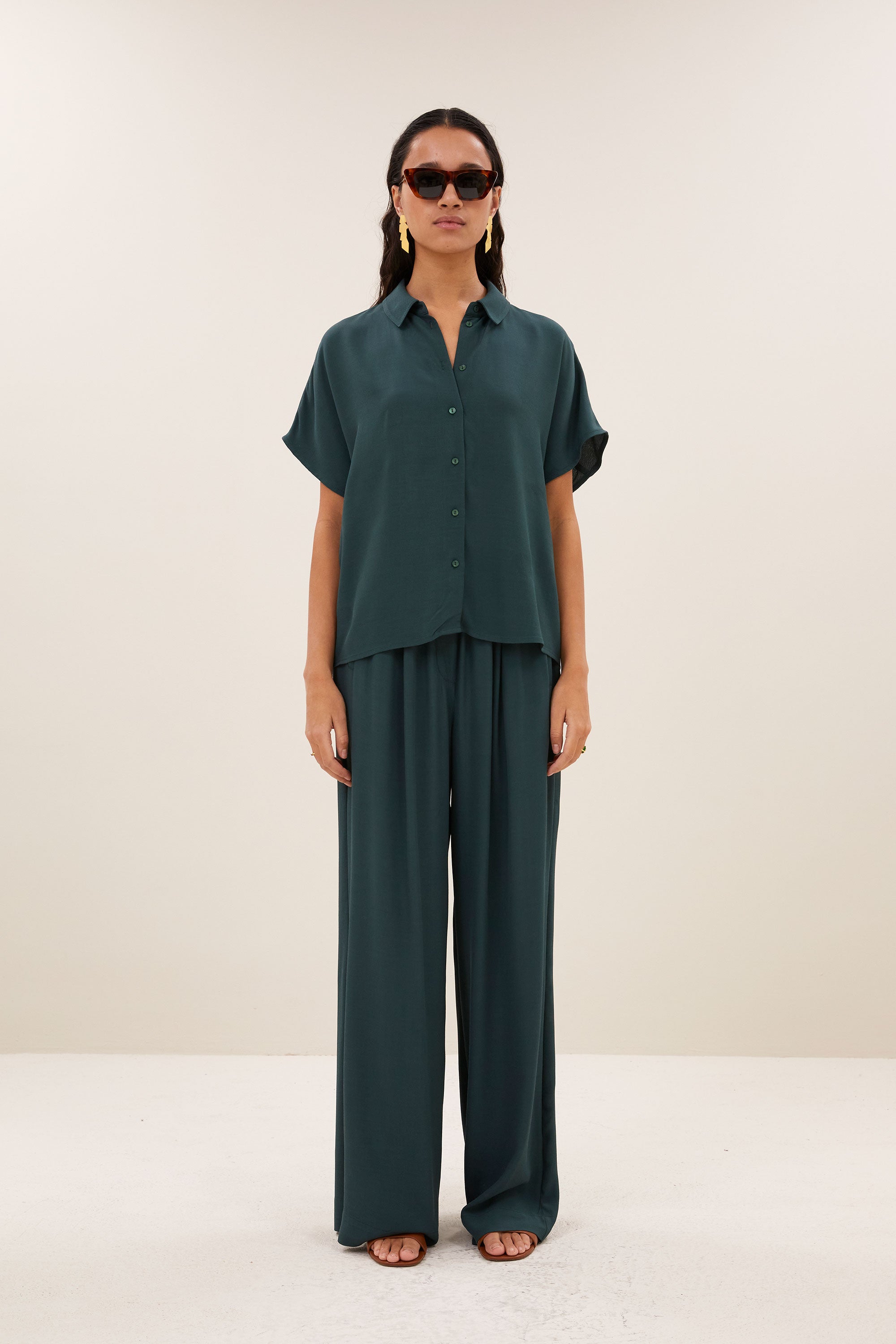 benji-viscose-pants-dried-basil-1-losvallende pasvorm-plooien-draagbaar als set-by-bar-detail