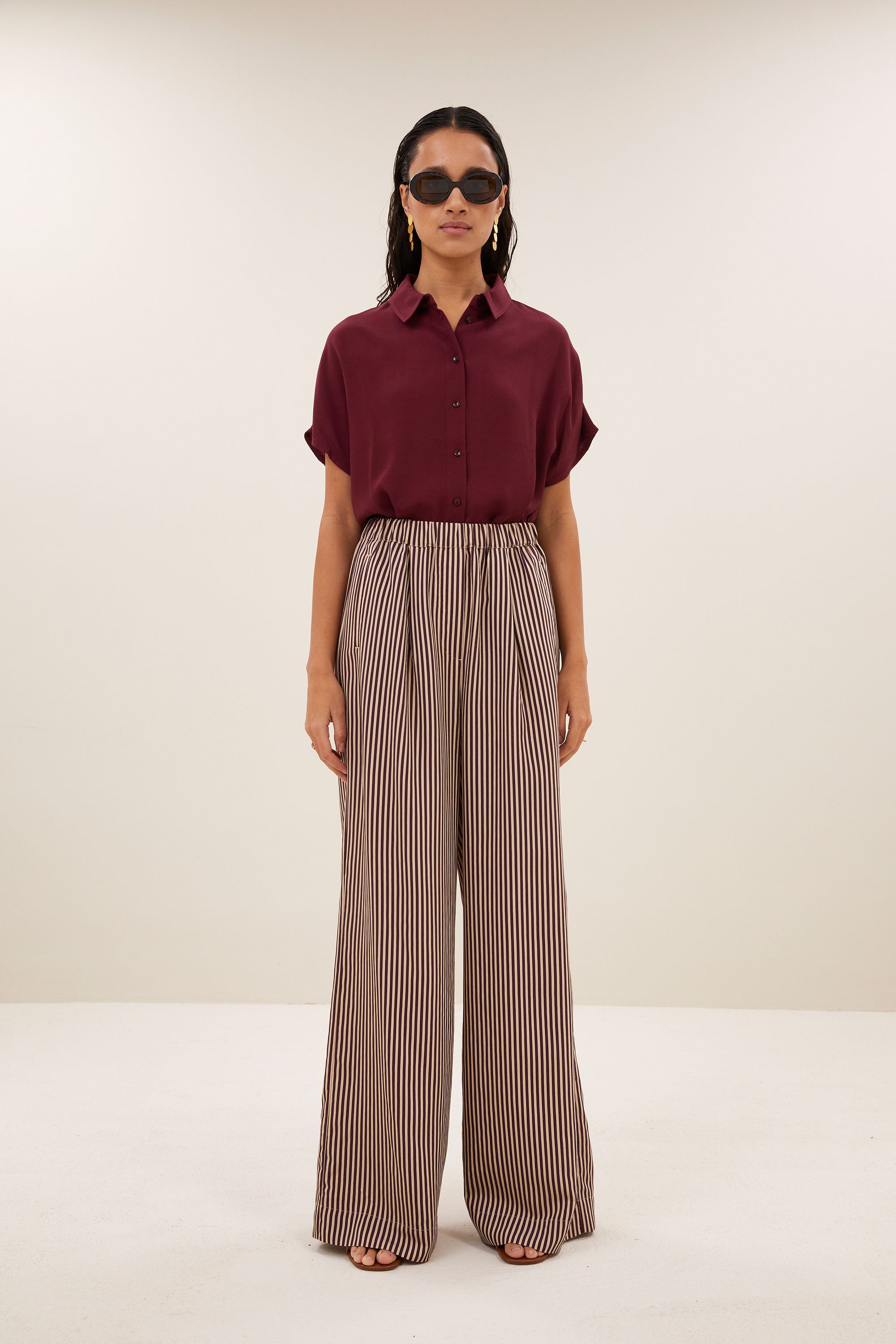 celin-stripe-pants-burgundy-stripe-losvallende pasvorm-plooien-draagbaar als set-by-bar-vooraanzicht