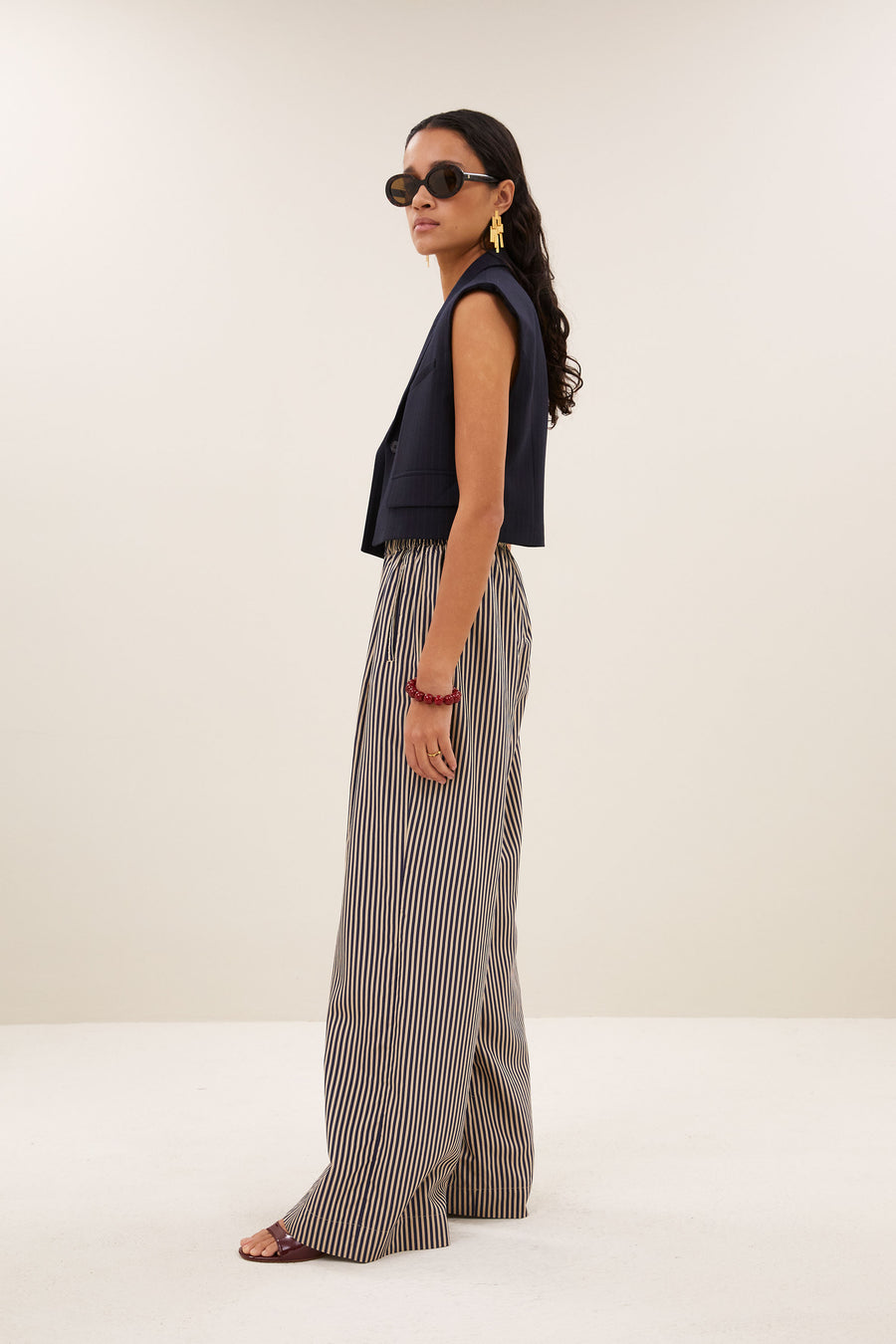 celin-stripe-pants-midnight-stripe-losvallende pasvorm-plooien-draagbaar als set-by-bar-zijaanzicht