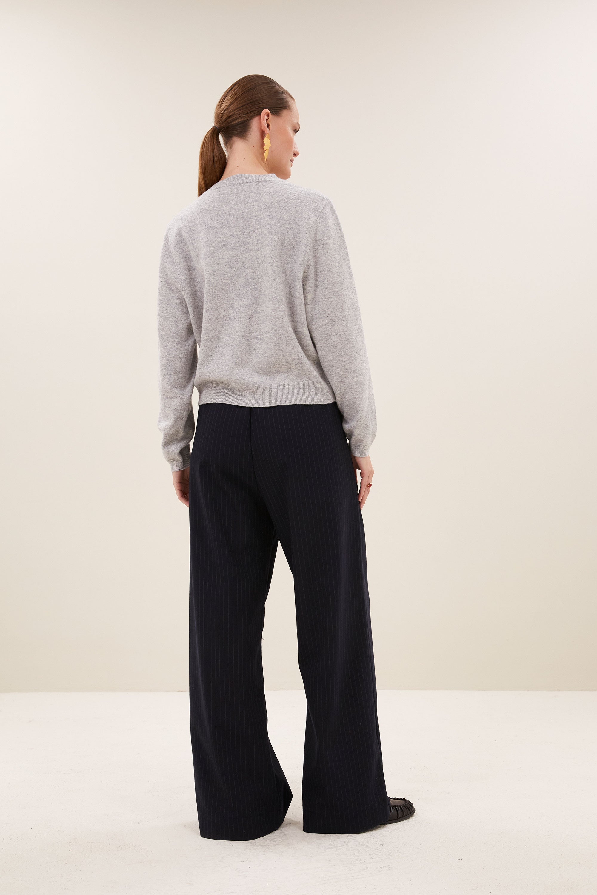 benji-pine-stripe-pants-dark-pine-stripe-all-time classic-comfortabele pasvorm-losvallende pasvorm-by-bar-achteraanzicht