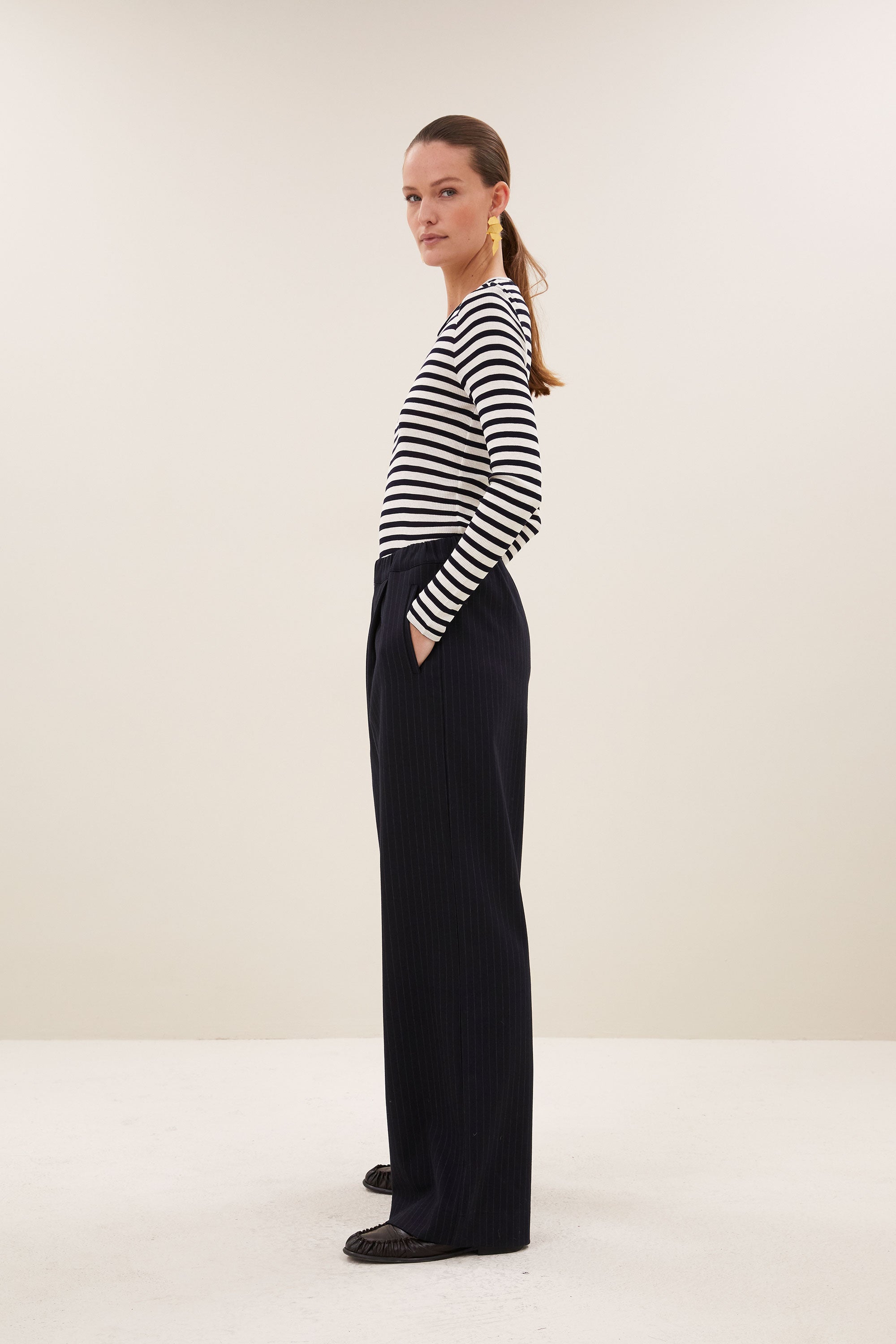 jelle-pinstripe-pants-midnight-casual fit-losvallende pasvorm-biologisch katoen-by-bar-zijaanzicht