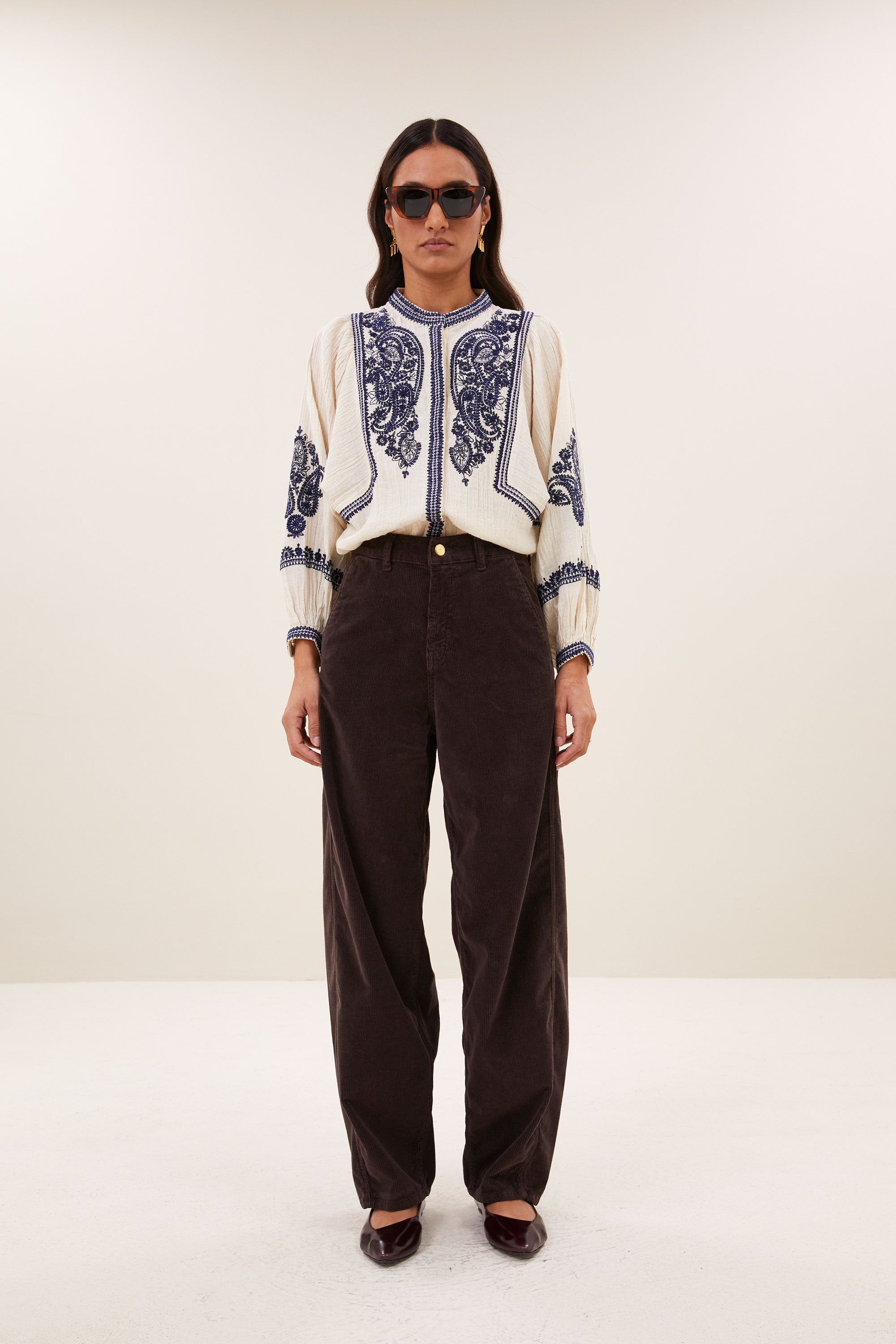 barth-corduroy-pants-espresso-knoopsluiting-hoge taille-biologisch katoen-by-bar-vooraanzicht