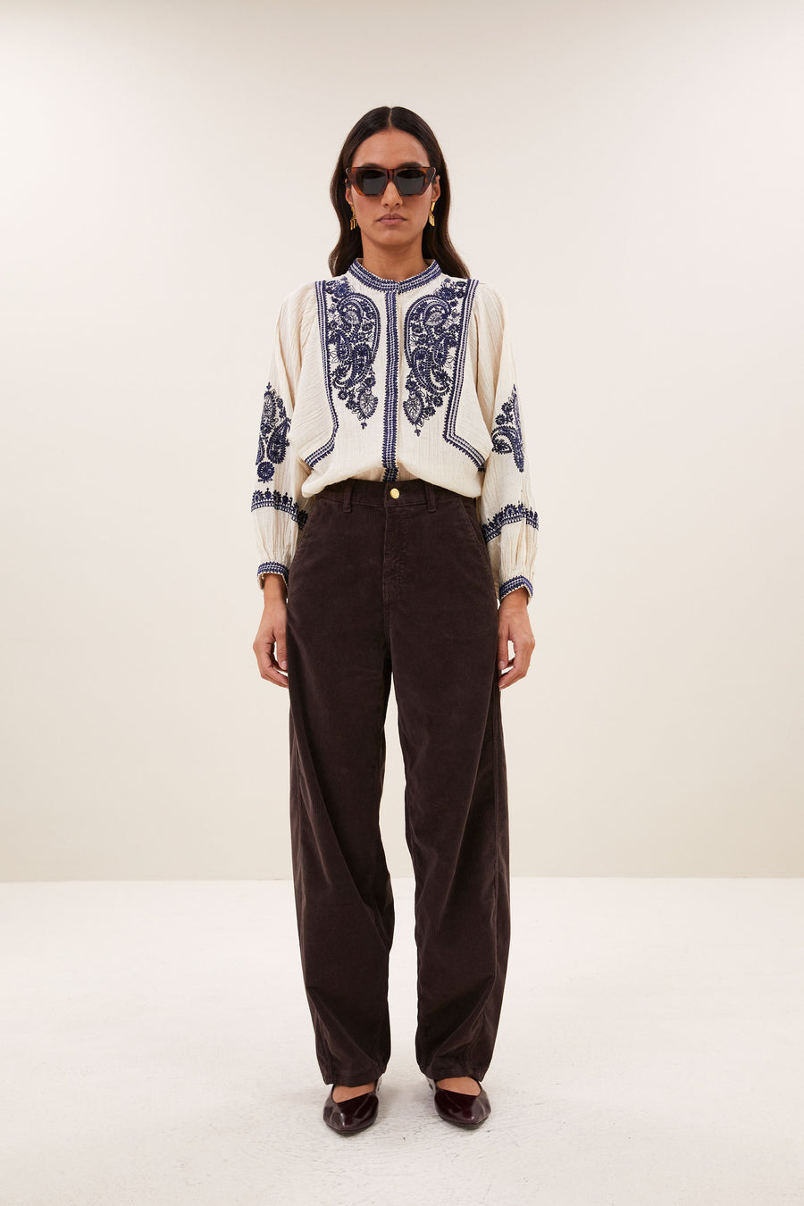 barth-corduroy-pants-espresso-knoopsluiting-hoge taille-biologisch katoen-by-bar-vooraanzicht