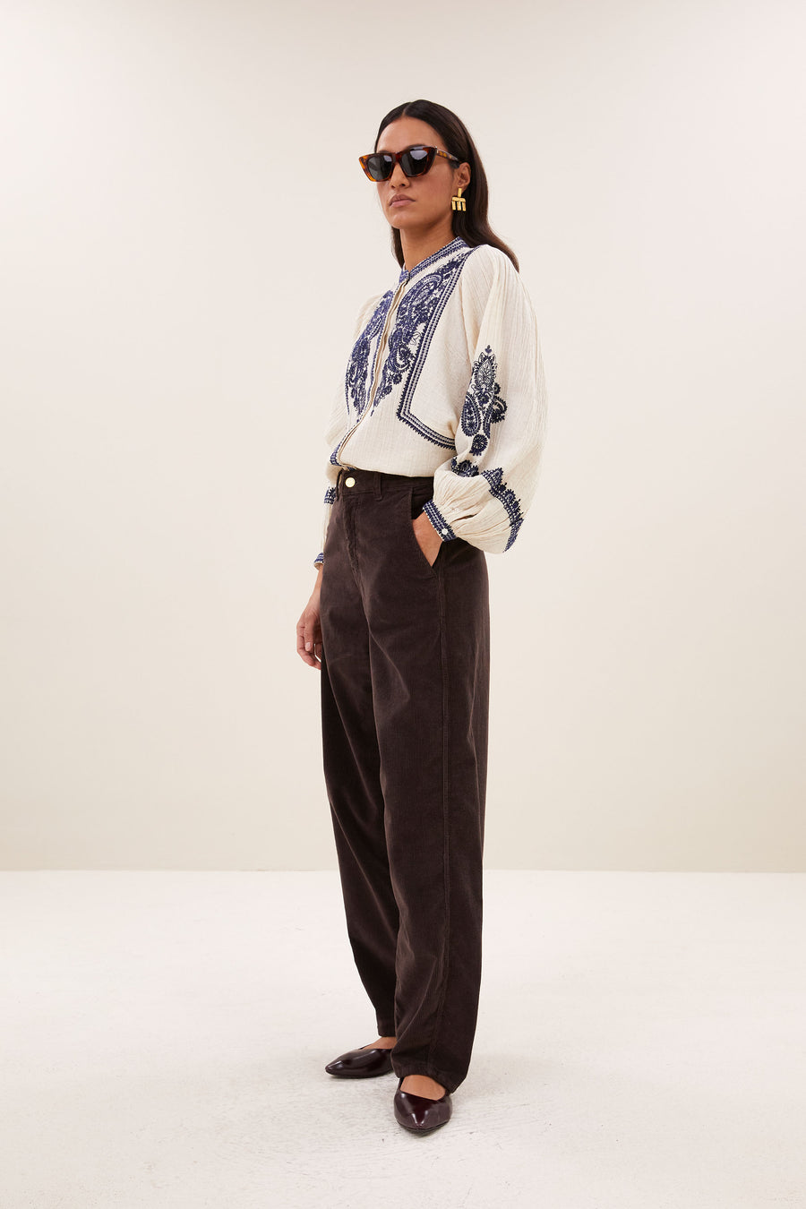barth-corduroy-pants-espresso-knoopsluiting-hoge taille-biologisch katoen-by-bar-zijaanzicht