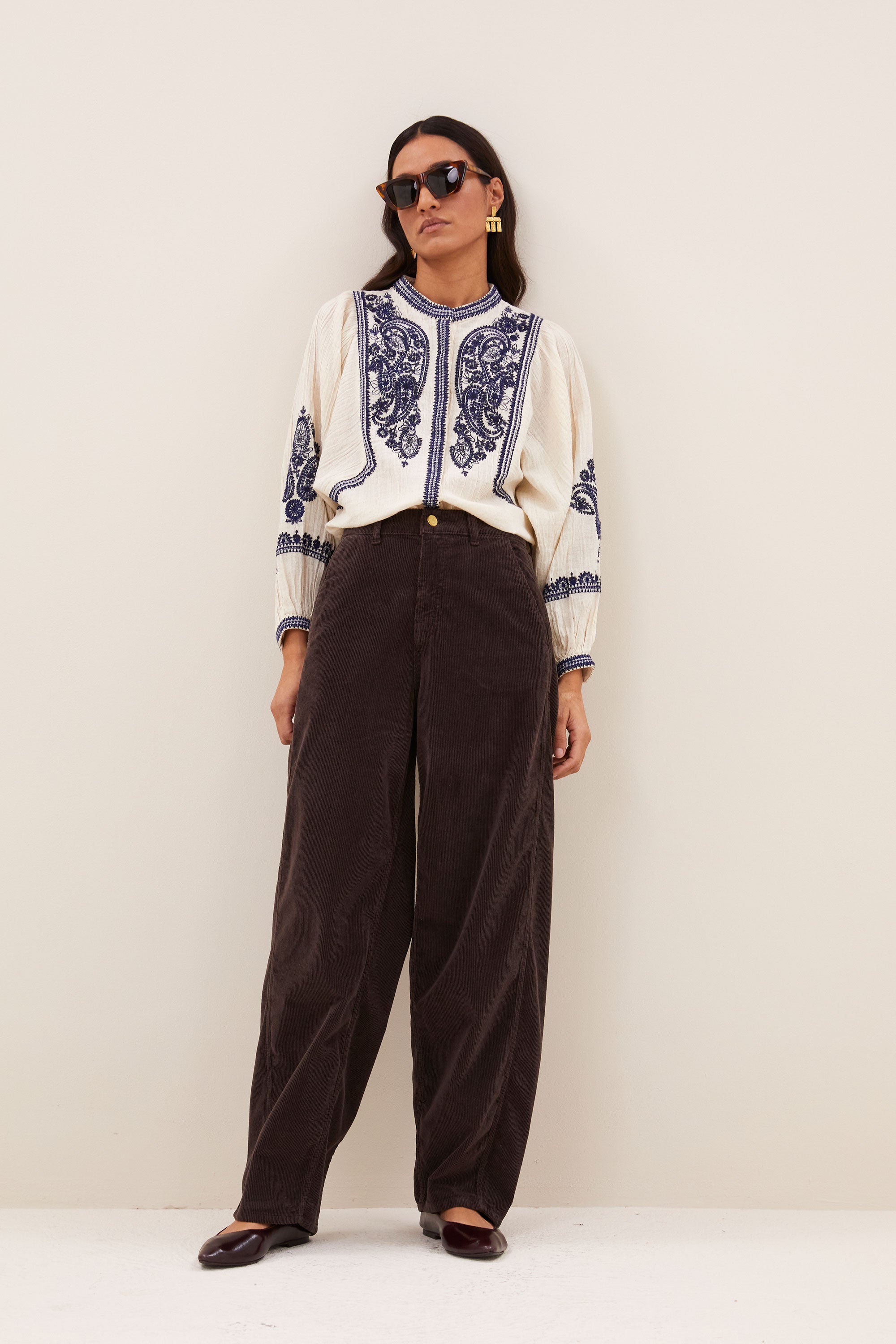 barth-corduroy-pants-espresso-knoopsluiting-hoge taille-biologisch katoen-by-bar-achteraanzicht