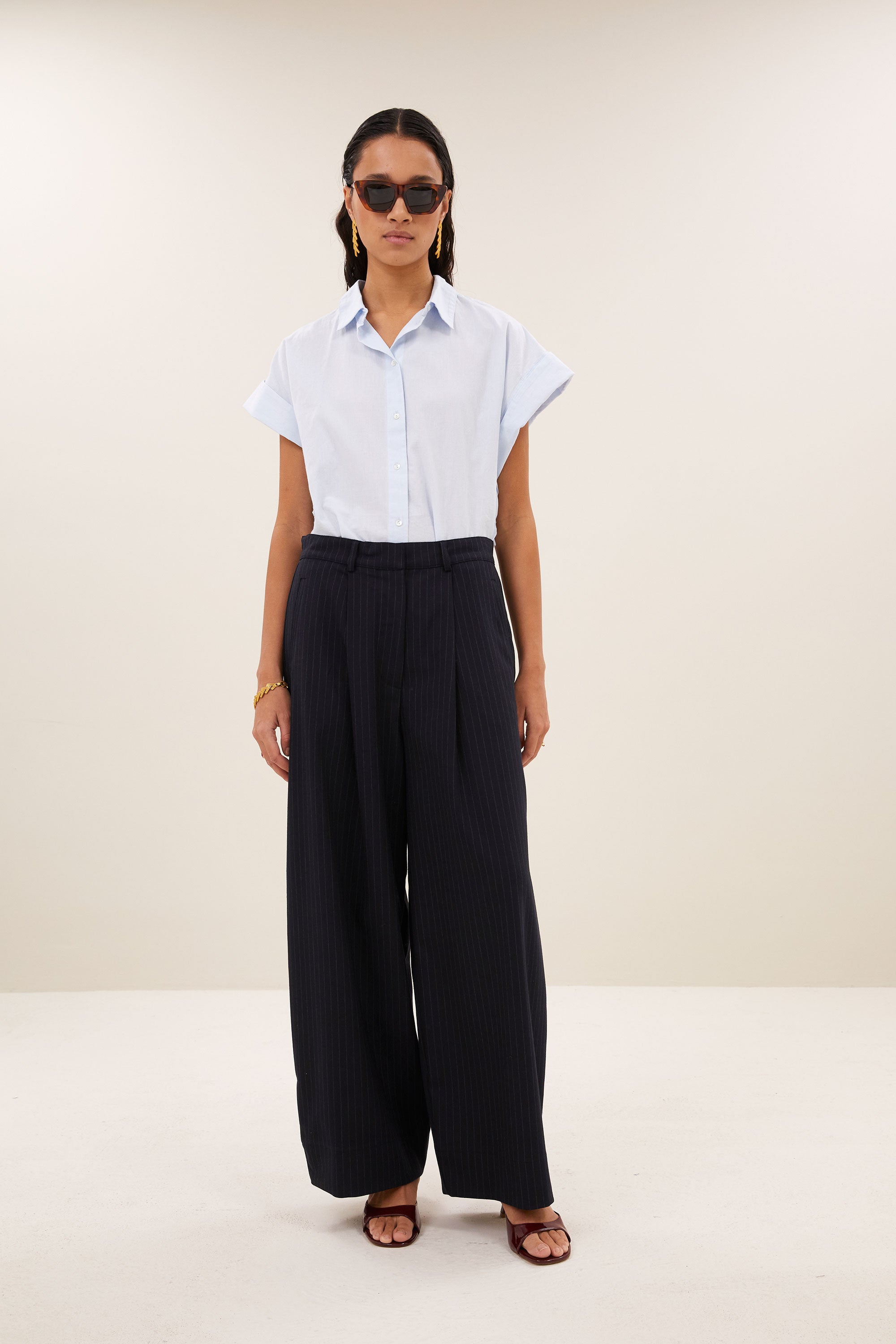 pixie-chambray-blouse-light-blue-1-all-time classic-must-have essential-kleine kapmouw-by-bar-sfeerbeeld