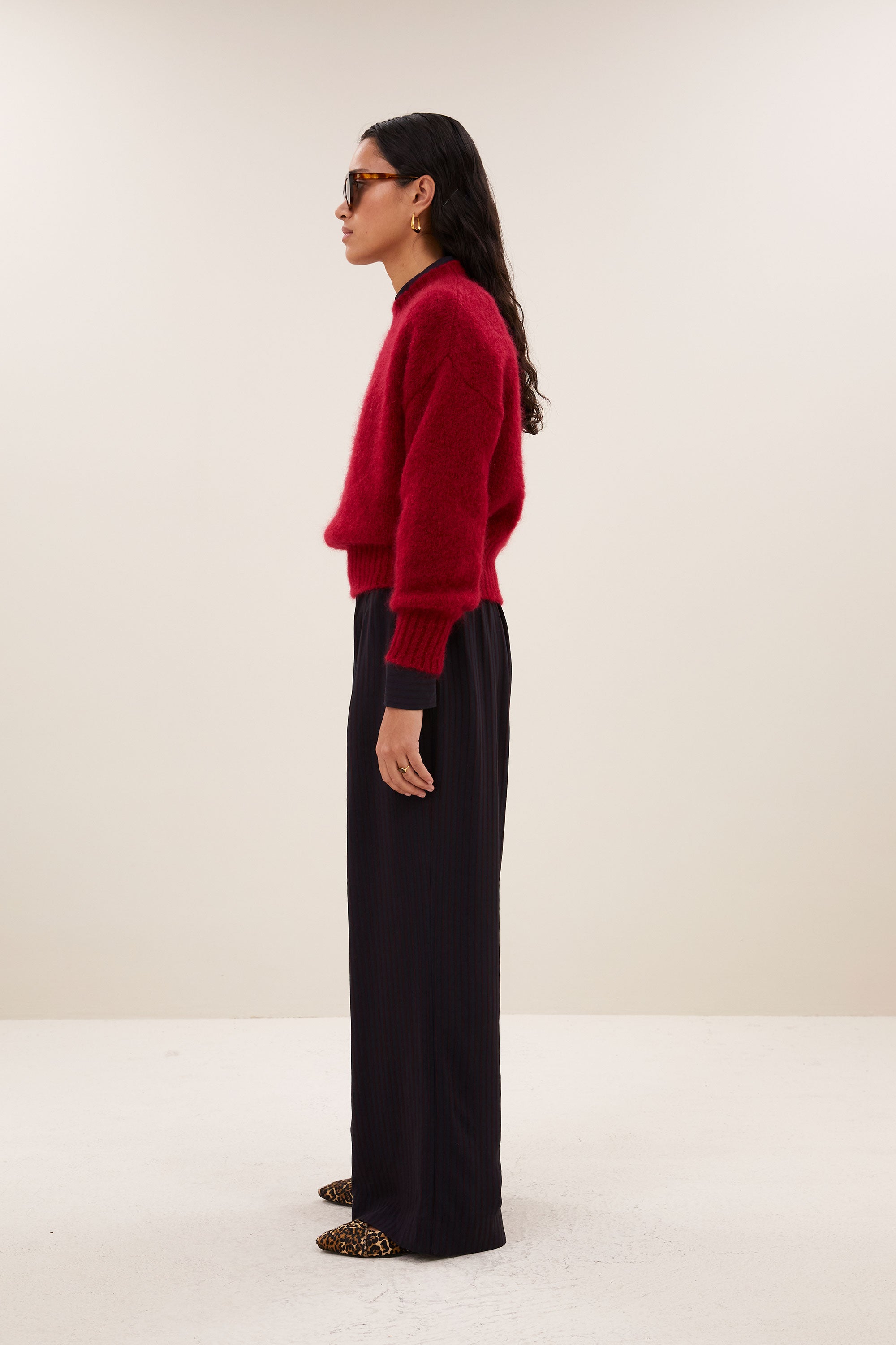 benji-wide-stripe-pants-wine-stripe-comfortabele draagervaring-all-time classic-plooien-by-bar-zijaanzicht