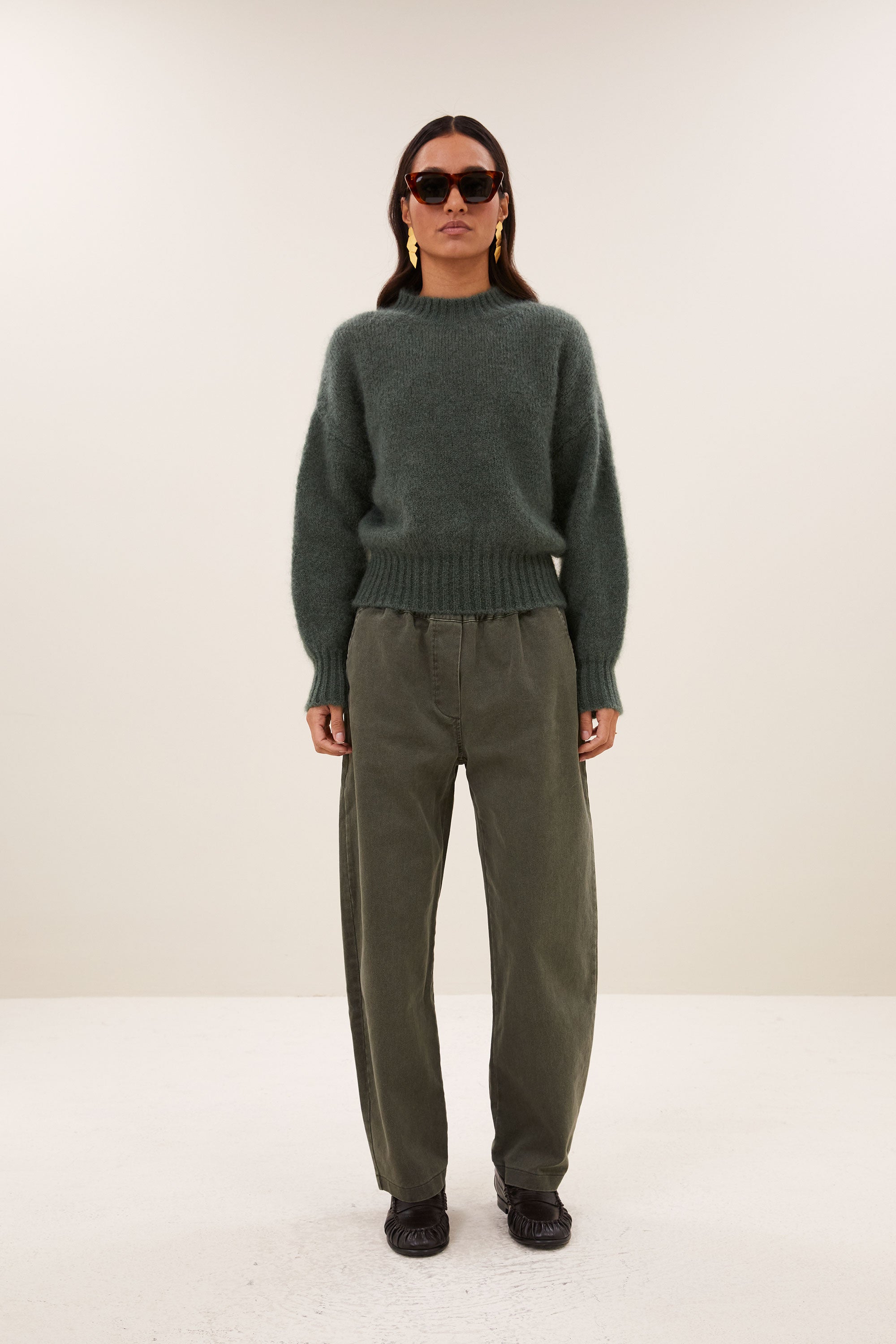 davi-pants-olive-katoen kwaliteit-elastieken band-losvallende pasvorm-by-bar-detail
