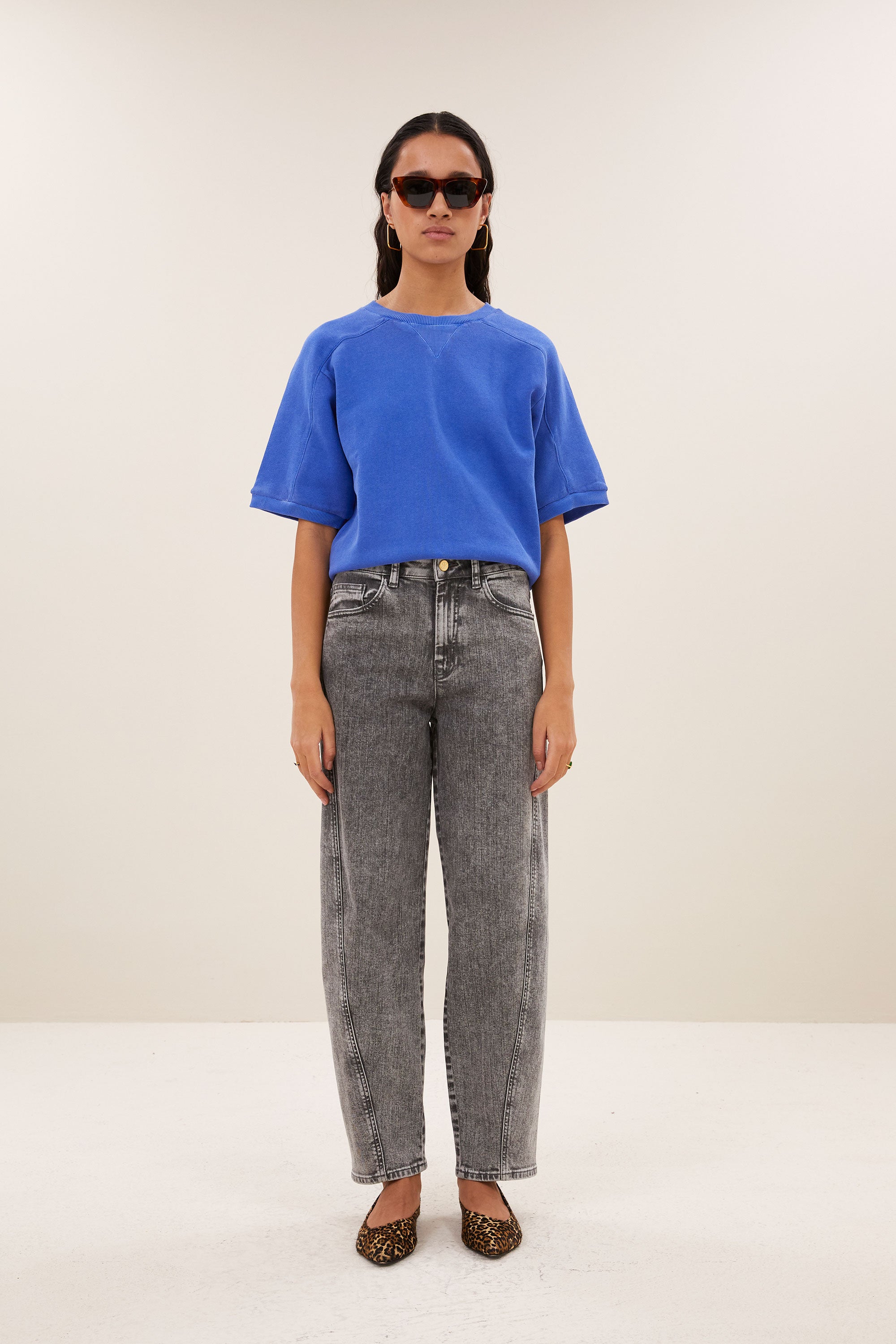 begum-grey-jeans-grey-denim-soepel vallende denim stof-all-time classic-comfortabele pasvorm-by-bar-vooraanzicht
