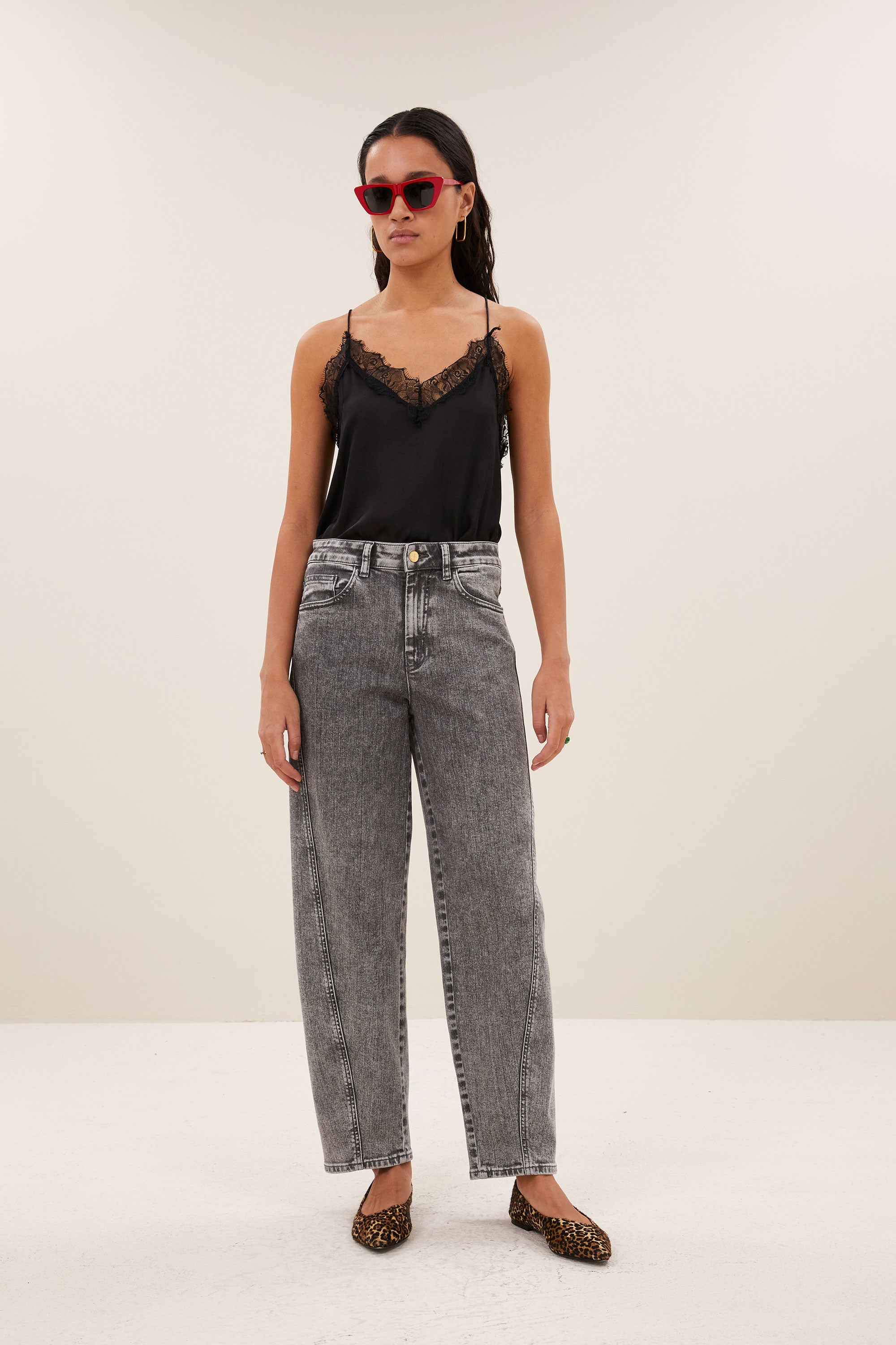 begum-grey-jeans-grey-denim-soepel vallende denim stof-all-time classic-comfortabele pasvorm-by-bar-achteraanzicht