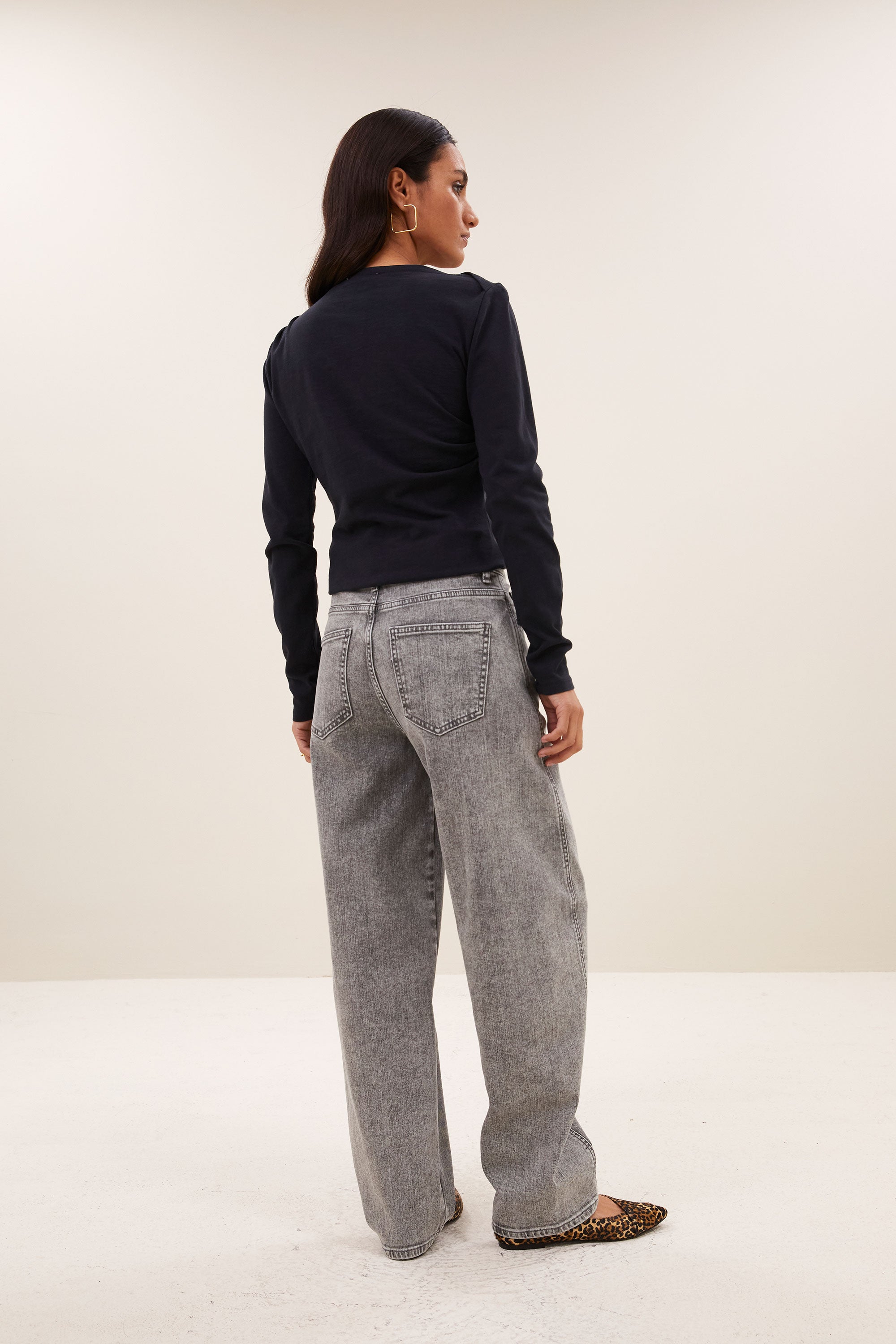 begum-grey-jeans-grey-denim-soepel vallende denim stof-all-time classic-comfortabele pasvorm-by-bar-achteraanzicht